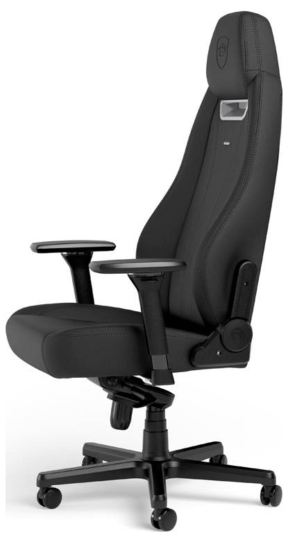 Ergonomická černá kancelářská židle s kolečky a nastavitelnými opěrkami rukou je zobrazena z bočního pohledu.