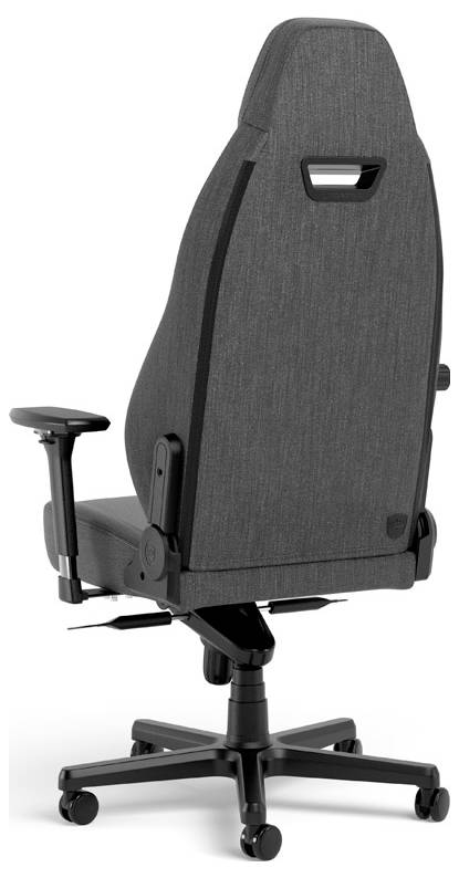 Ergonomická kancelářská židle v šedé barvě s vysokým opěradlem a nastavitelnými područkami, umístěná na kolečkách.