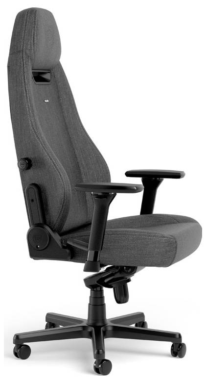 Ergonomická kancelářská židle s vysokým opěradlem, potažená šedou látkou, s nastavitelnými područkami a kolečkovou základnou pro pohodlné sezení.