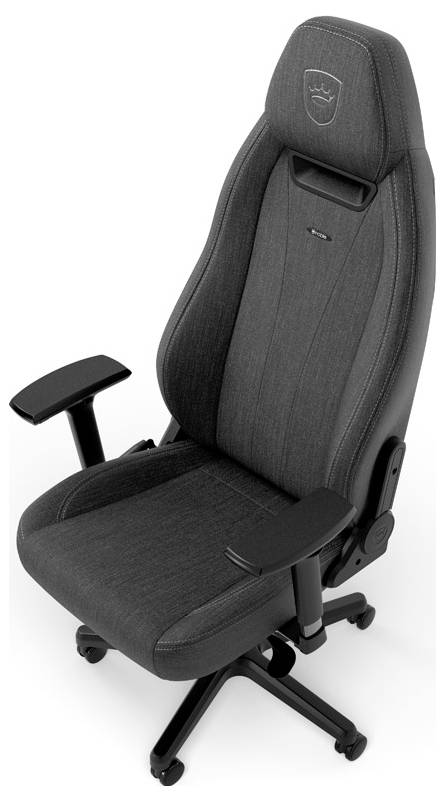 Herní židle s ergonomickým designem, tmavým textilním potahem, nastavitelnými opěrkami rukou a vyšívaným logem na opěradle.