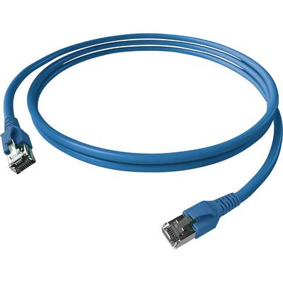 Modrý ethernetový kabel se dvěma konektory RJ45, používaný pro síťová připojení a přenos dat.