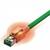 Ethernetový kabel se žhnoucím oranžovým světlem na konektoru, který symbolizuje přenos dat nebo síťovou aktivitu.