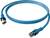 Modrý ethernetový kabel se dvěma konektory RJ45 na koncích, používaný pro síťové připojení zařízení.