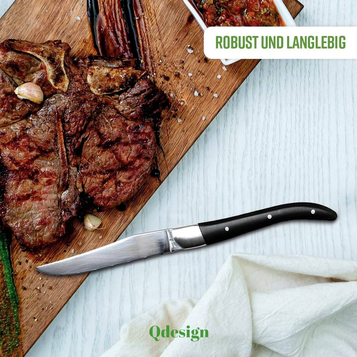 Grilovaný steak na dřevěné desce s nožem a zeleninou, nahoře text 'Robustní a trvanlivé' a 'Qdesign'.
