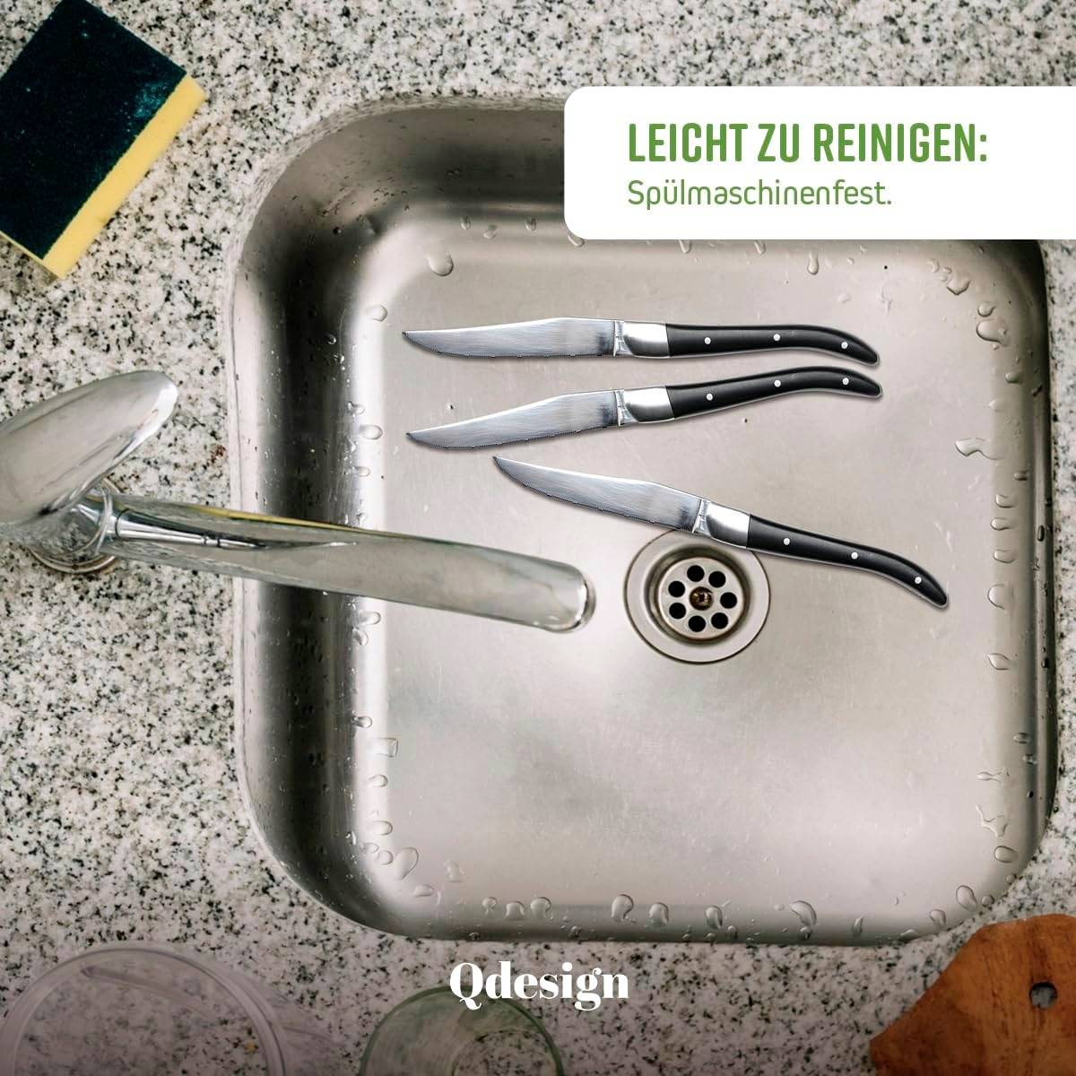 Nerezový dřez se třemi noži. V pravém horním rohu je napsáno 'Snadno se čistí: Vhodné do myčky'. Vedle je houba.