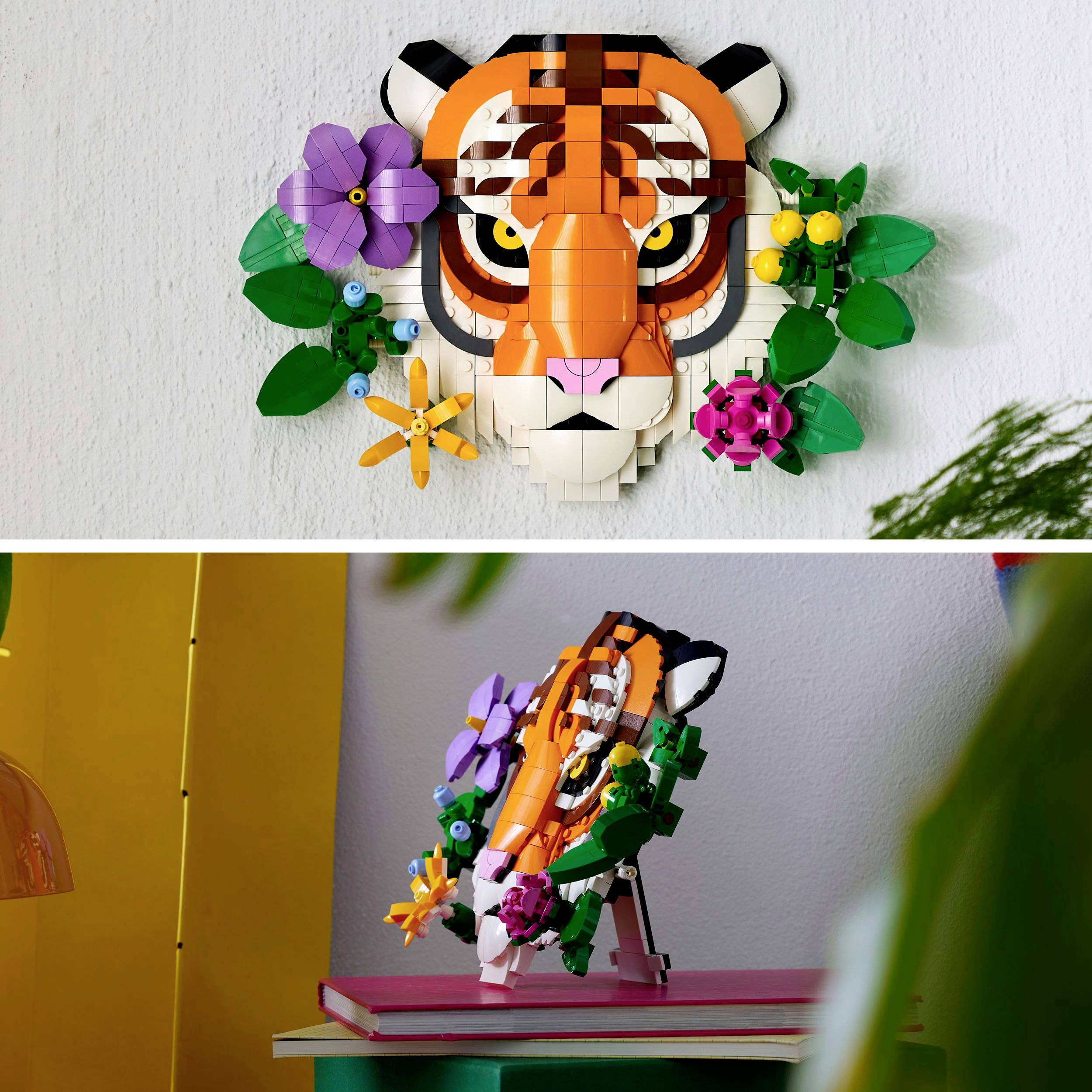 Stavebnice pro 3D nástěnný obraz tygří hlavy z barevných kostek Lego s květinami. Hotové dílo stojí na stole s dekorací v pozadí.