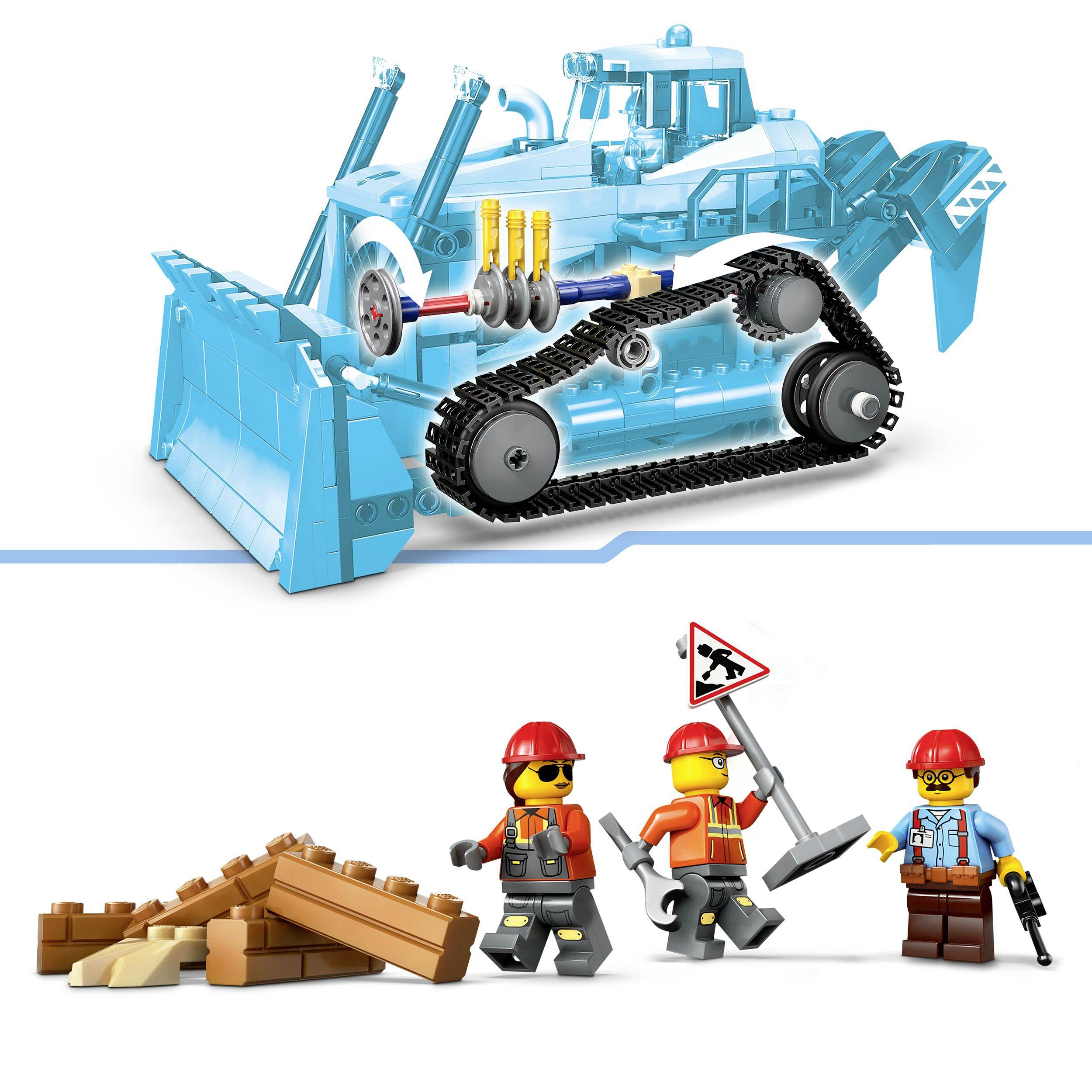 Modrý hračkářský buldozer s pásovými koly nad scénou se třemi figurkami v oblečení stavebních dělníků, které dohlížejí na pracovní oblast.