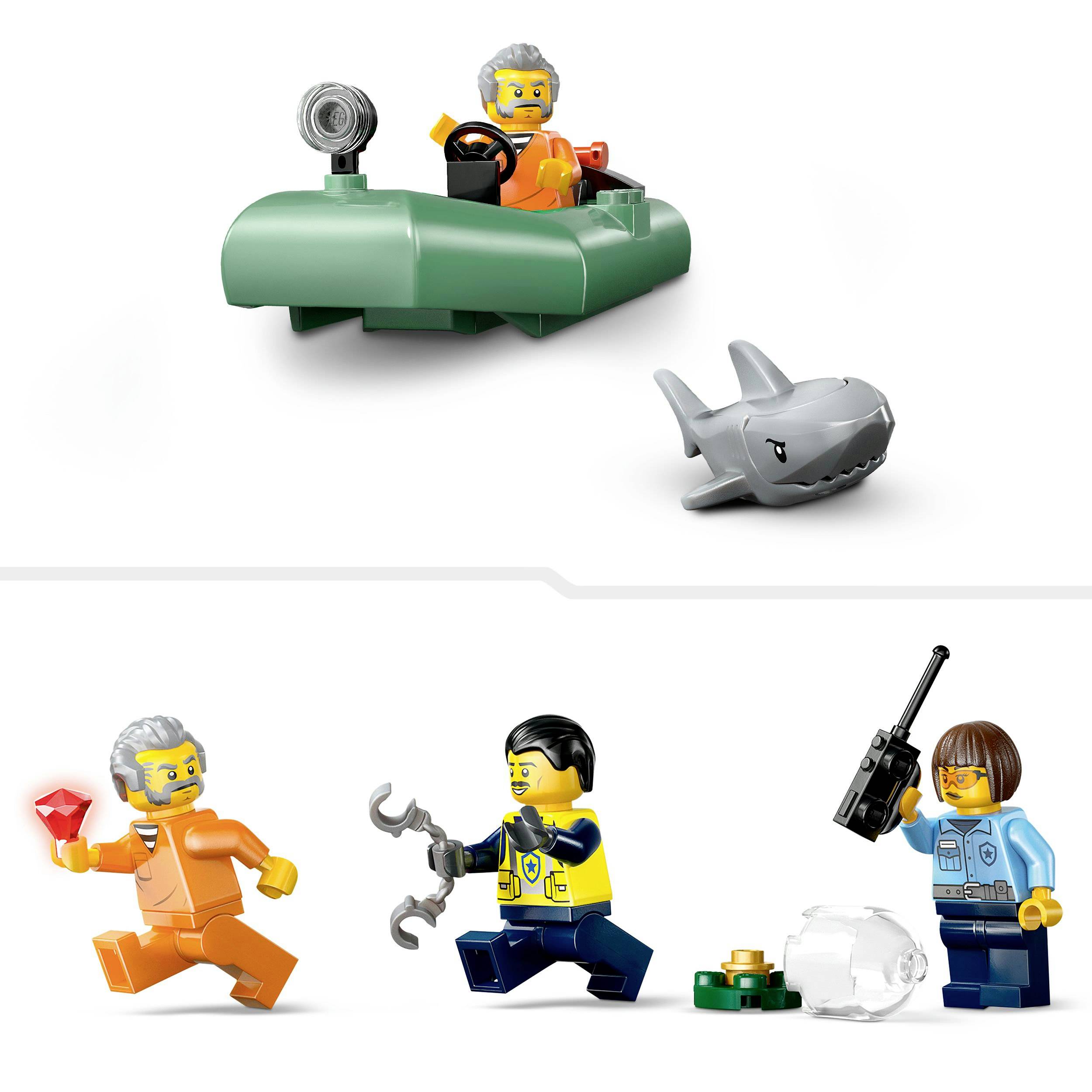 LEGO sada s figurkou v oranžovém oblečení na zeleném vodním skútru, malý šedý žralok, dvě další figurky s příslušenstvím. Dobrodružná scéna.