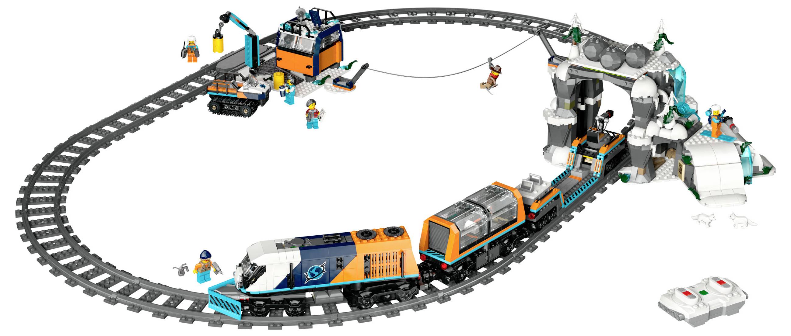 LEGO sada zobrazuje vlak na kolejích projíždějící těžební stanicí. Figurky s nástroji a stroji jsou v akci.