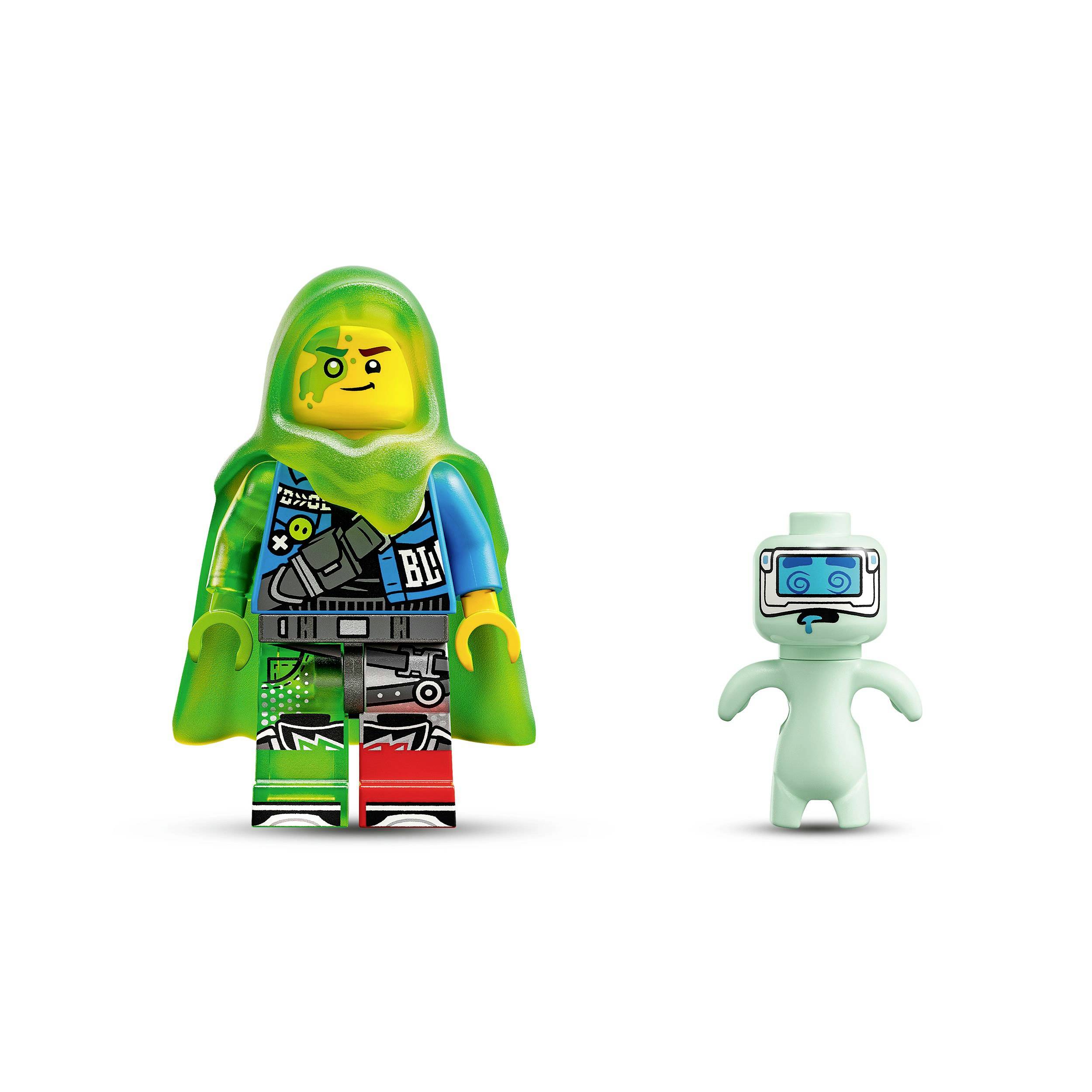 Dvě LEGO figurky, jedna větší v barevném oblečení s kapucí a mrzutým výrazem ve tváři, druhá menší a jednobarevná.