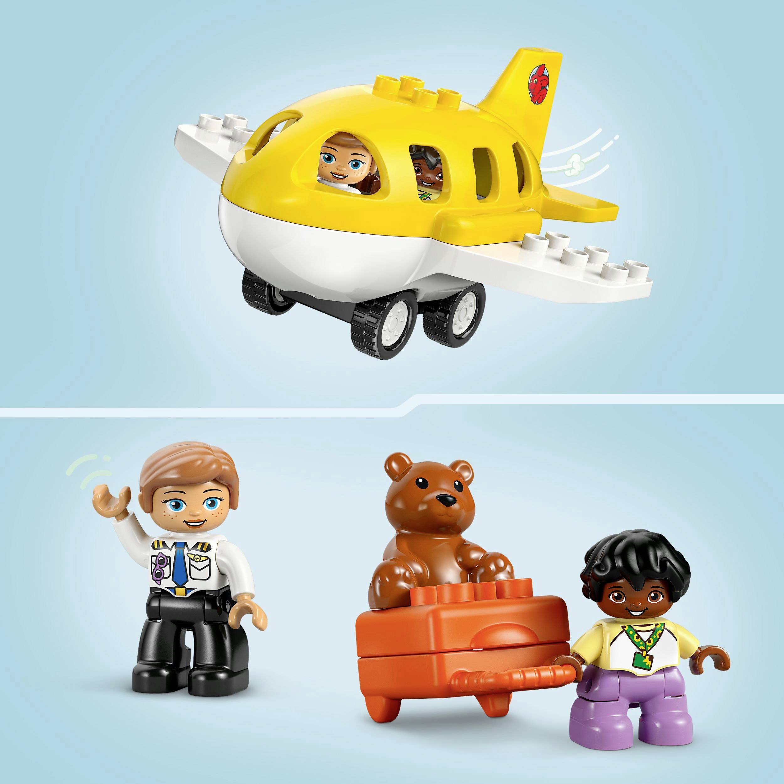 Dvě LEGO figurky, pilot v žlutém letadle a dítě s plyšovým medvídkem na kufru. Pozadí je modré.