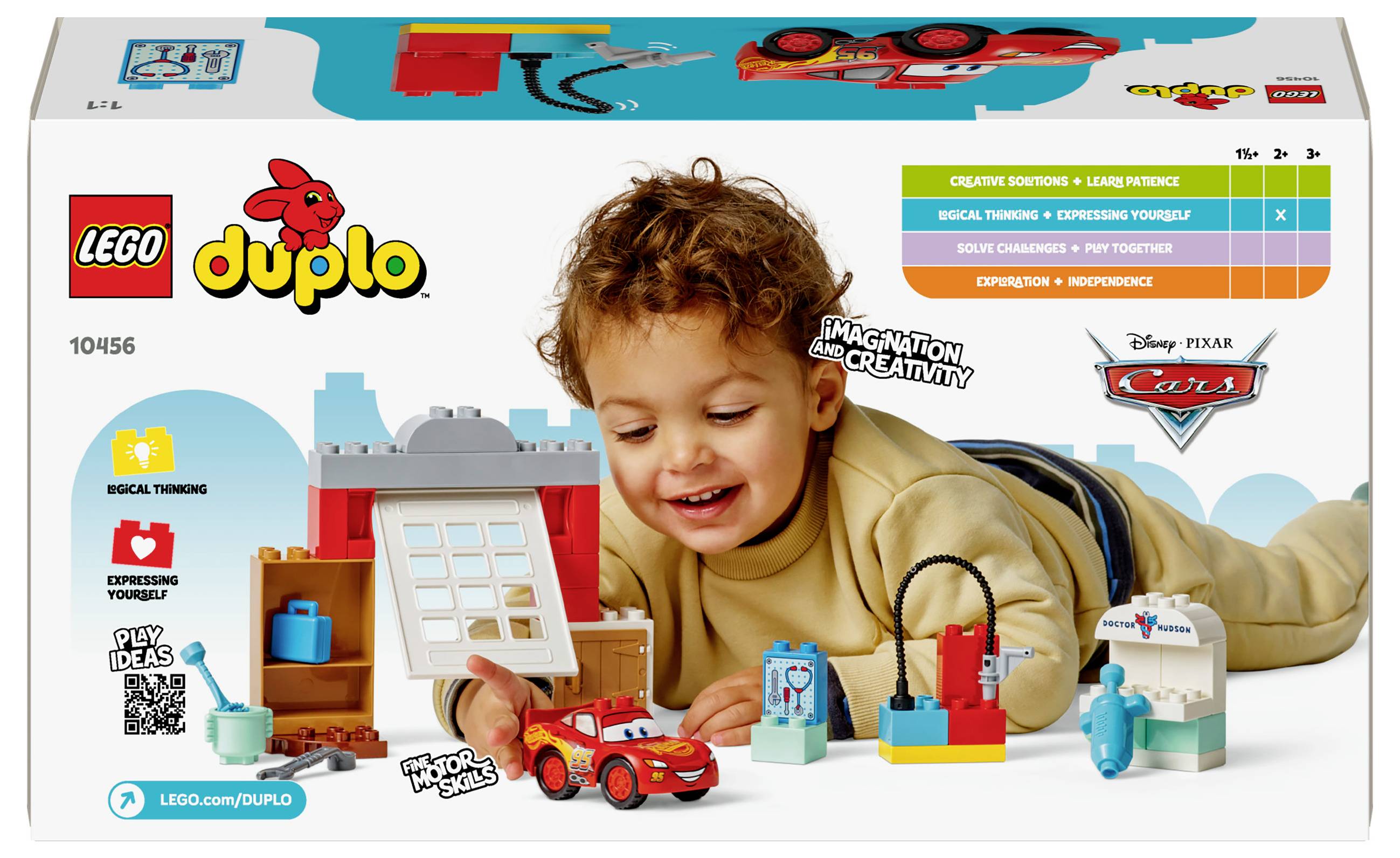 Dítě si hraje se stavebnicí LEGO Duplo, která obsahuje dům, auto a další příslušenství. Obal zobrazuje téma 'Disney Pixar Auta'.