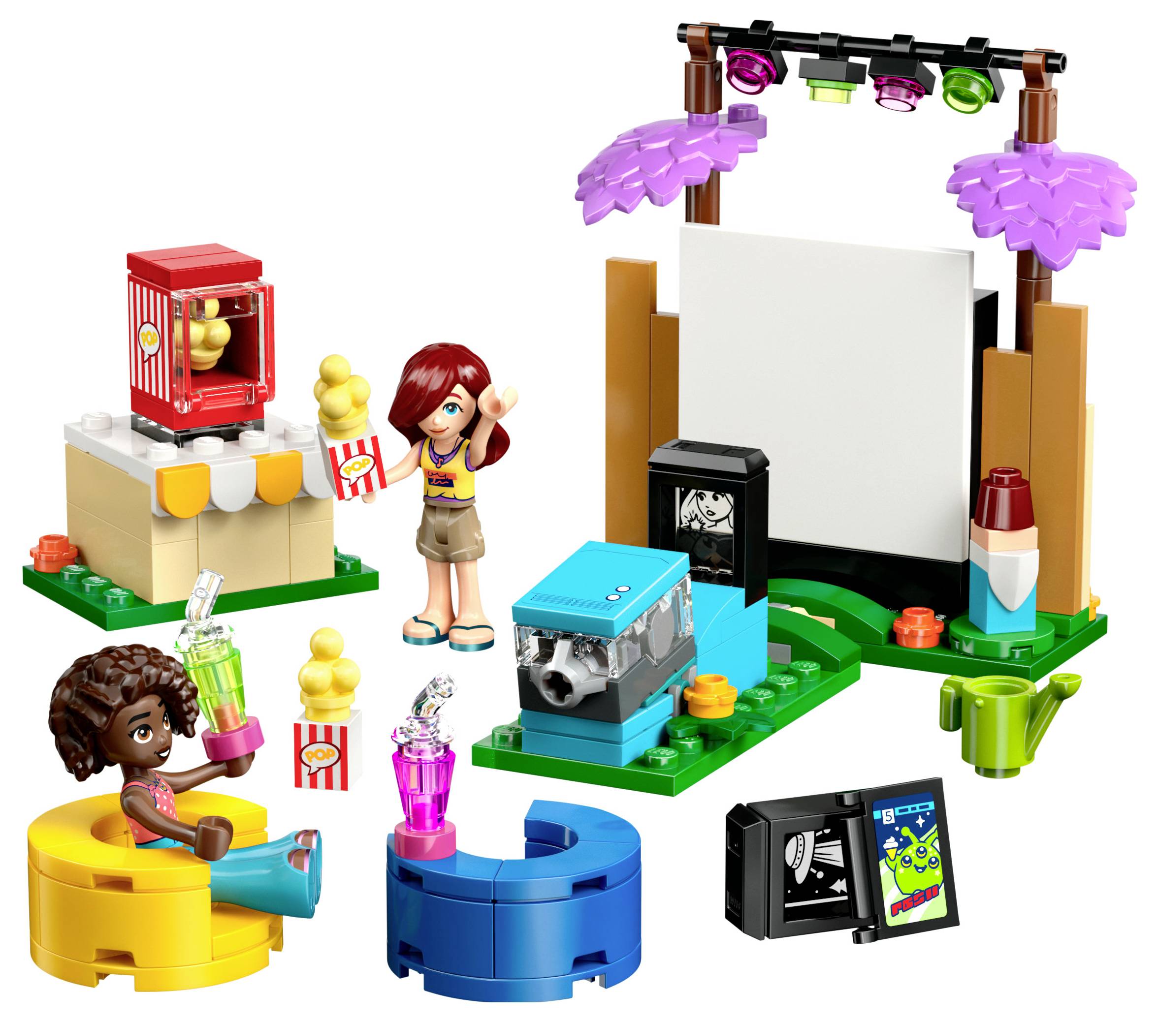 Lego stavebnice s filmovým motivem: Dvě figurky sedí s nápoji, stroj na popcorn a filmové plátno s projektorem, obklopené barevnými stavebními kostkami.