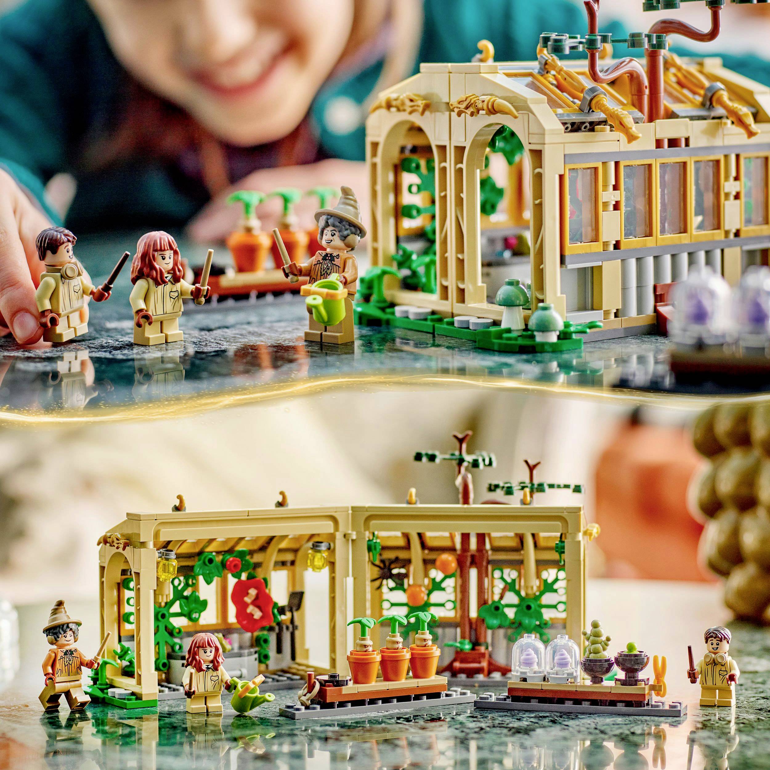 Dítě si hraje se stavebnicí LEGO, která představuje skleník s rostlinami a figurkami. V pozadí je dítě rozmazané.