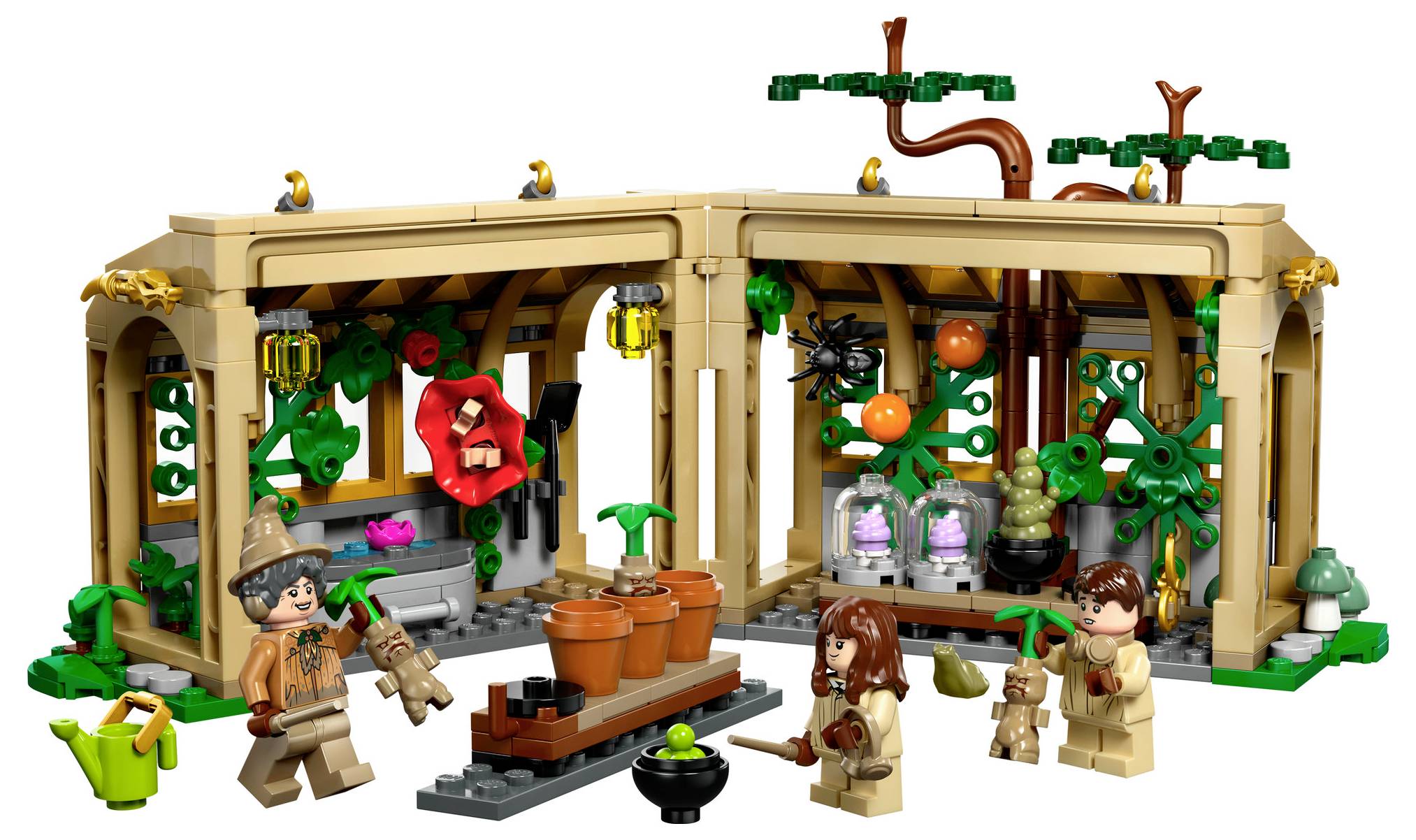 LEGO stavebnice s figurkami ve skleníku, obklopené rostlinami a zvířaty. Figurky drží nástroje a rostliny.