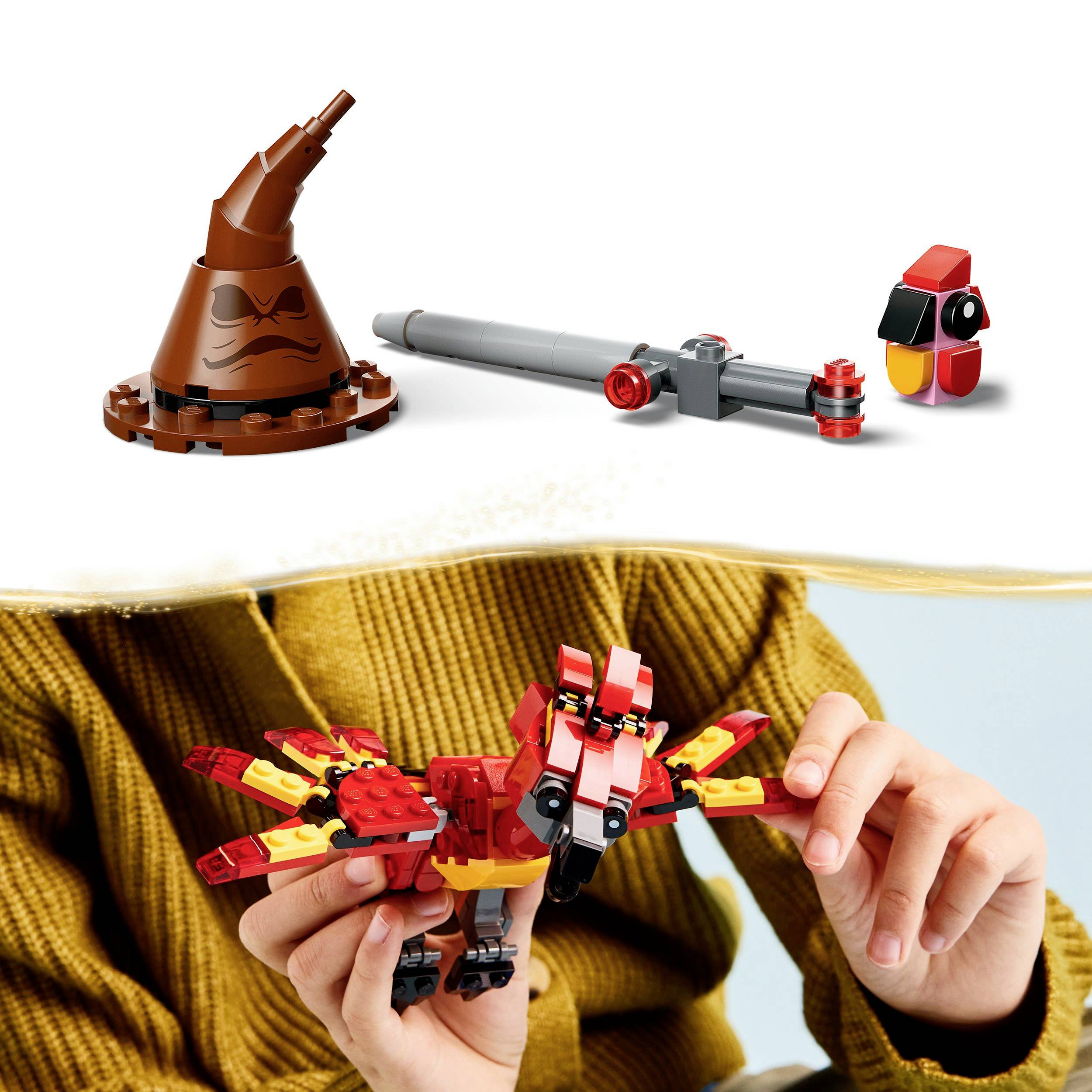 Dítě drží LEGO sadu s drakem. Nahoře leží kouzelníkův klobouk a meč na bílém pozadí.