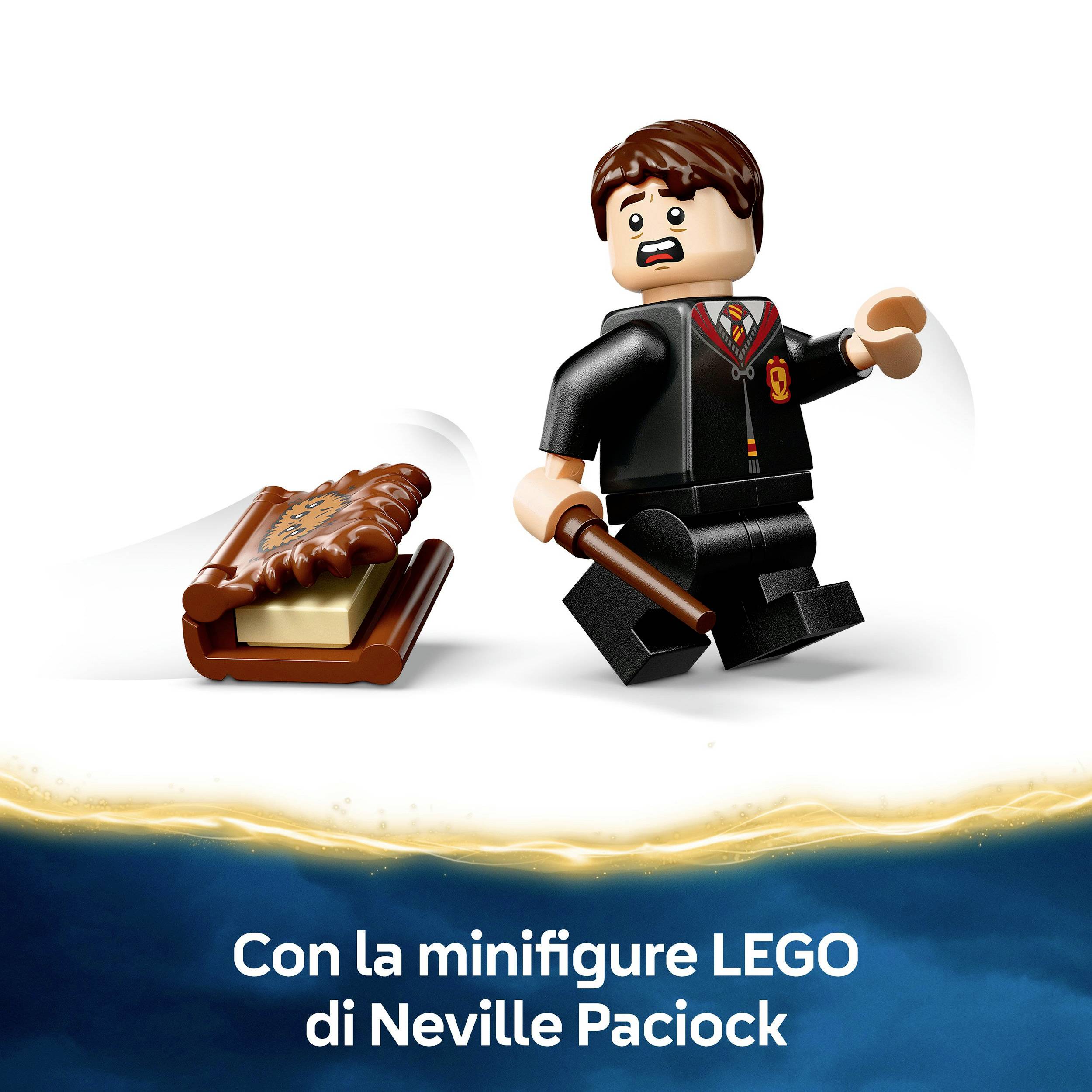 LEGO minifigurka s tmavými vlasy v uniformě Bradavic drží kouzelnou hůlku a knihu, která vypadá, jako by kousala. Text: 'Con la minifigure LEGO di Neville Paciock'.