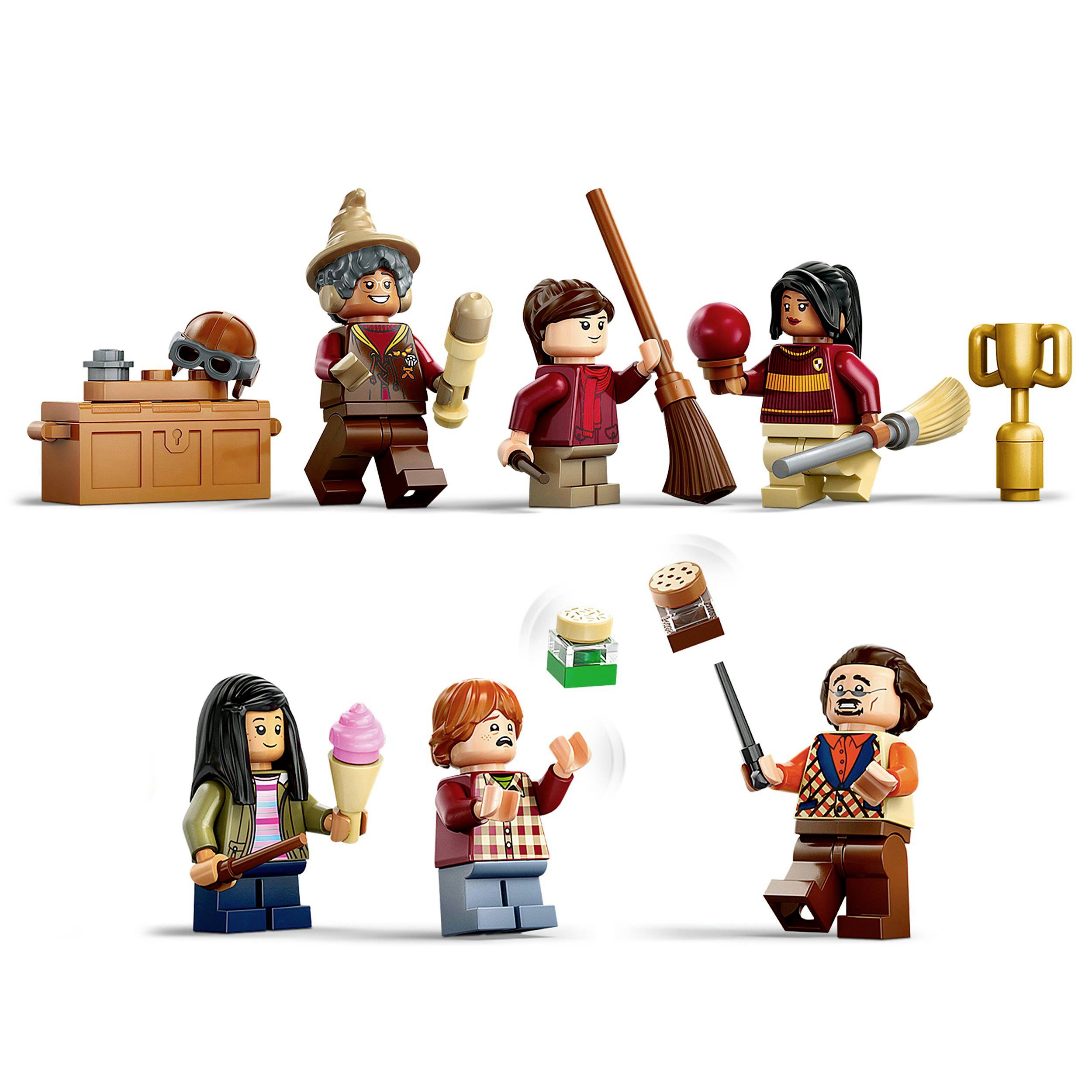 Několik Lego figurek s různými doplňky jako kartáče, zmrzlina a pohár stojí ve skupině. Jedna figurka hází předměty.
