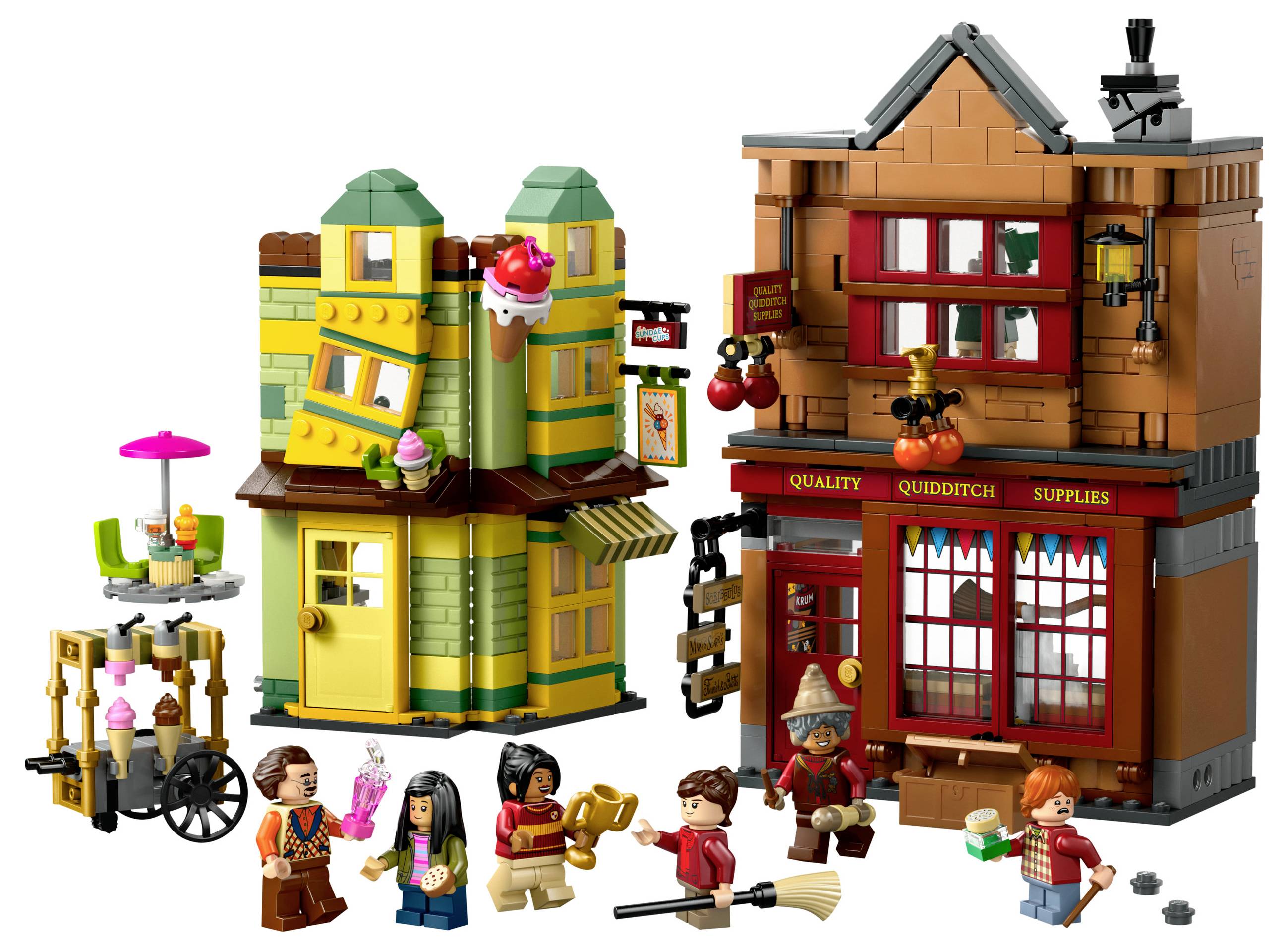 Dvě LEGO budovy: zelená kavárna s cedulí zmrzliny a hnědý obchod s quidditch vybavením; šest minifigurek s koštěty a zmrzlinou.