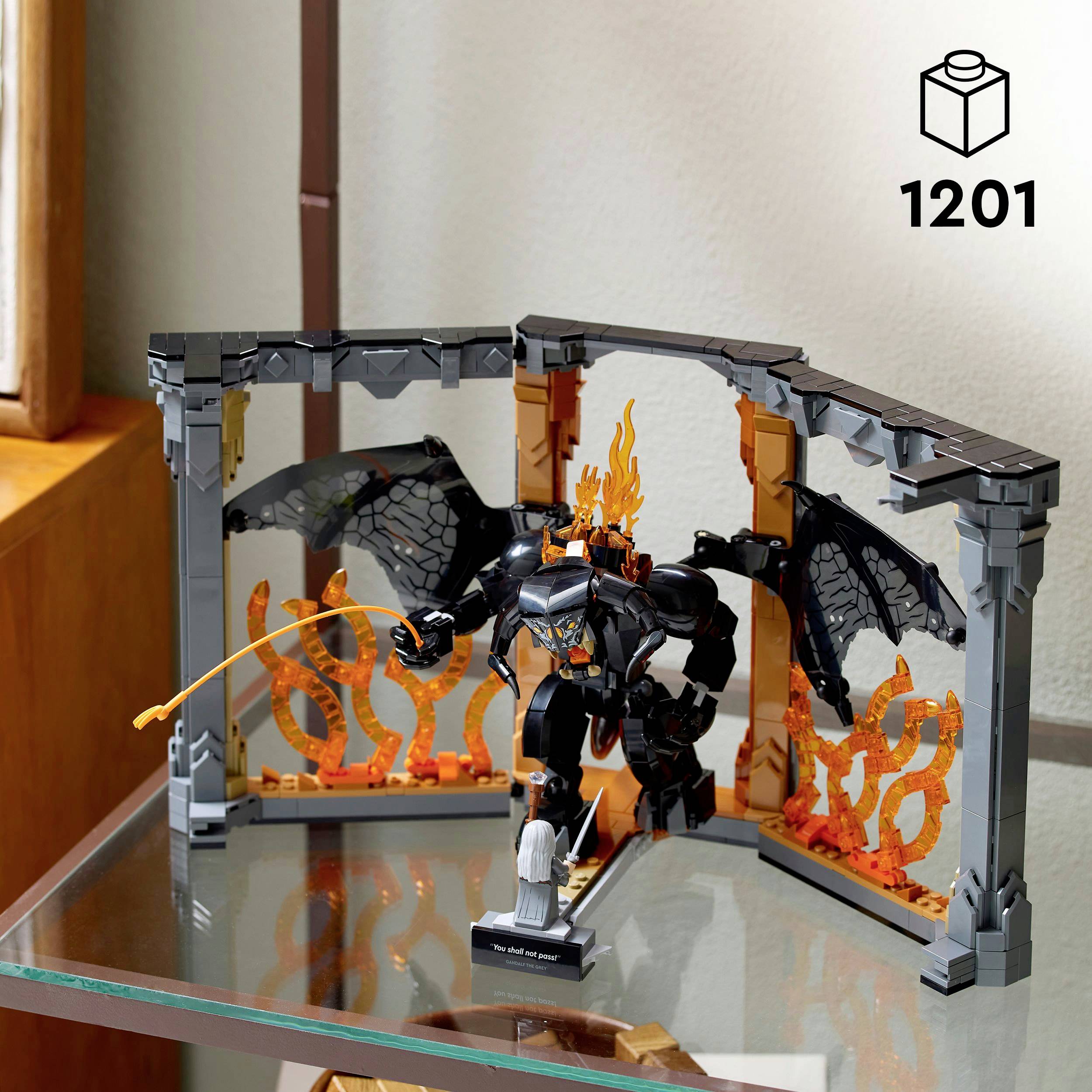 Lego model: Černý rytíř s plameny, křídly a mečem před dekorativní oranžovou kulisou.