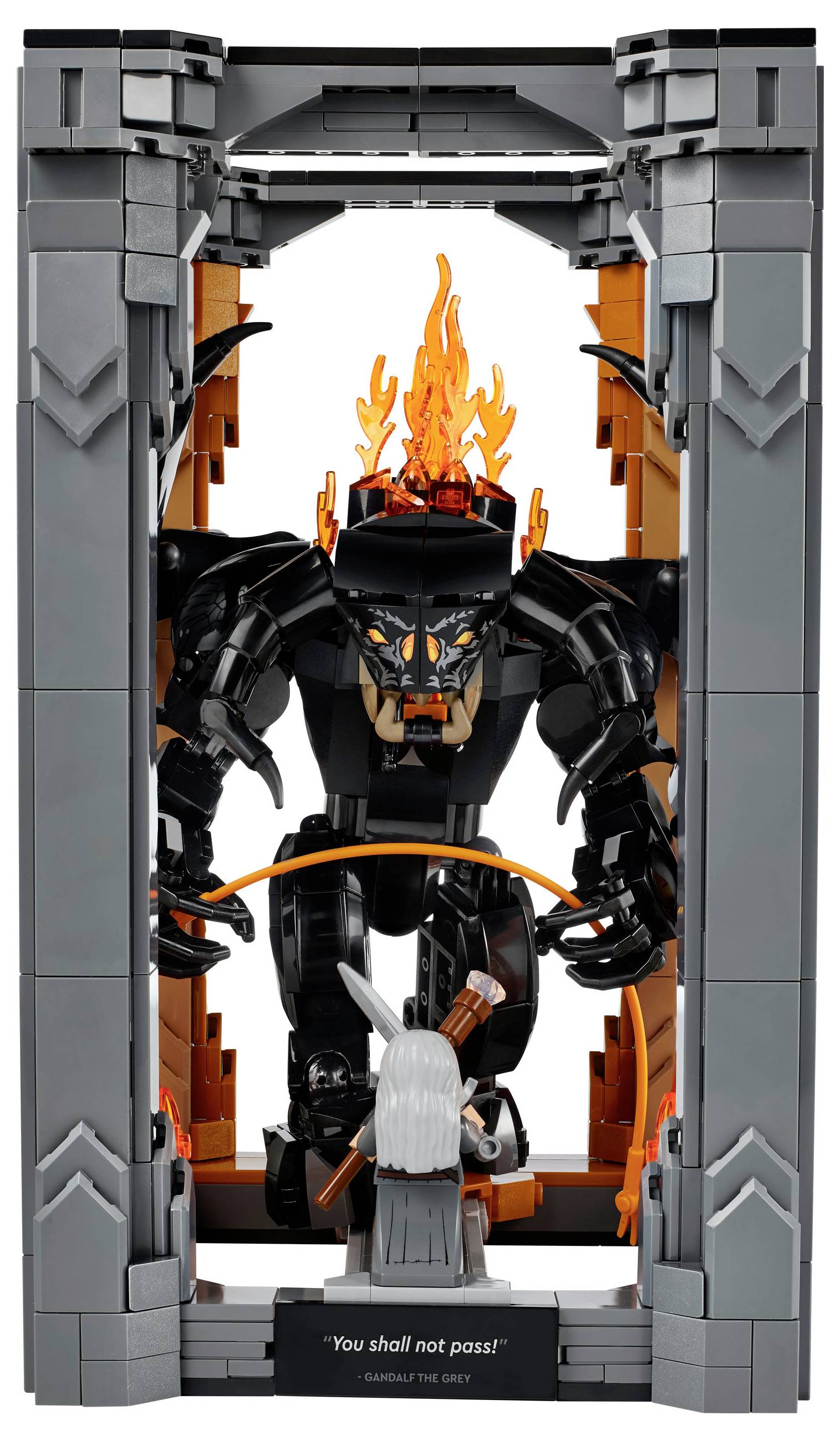 LEGO scéna Gandalfa bojujícího proti Balrogovi, inspirovaná 'Pánem prstenů'. Gandalf se zdviženou holí, proti chrlící ohně, temné kretuře.