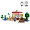 LEGO stavebnice s figurkami, stromem a malým domkem. Vhodná pro děti od 8 let. Sada obsahuje 287 dílků, včetně štítku 'TNT'.