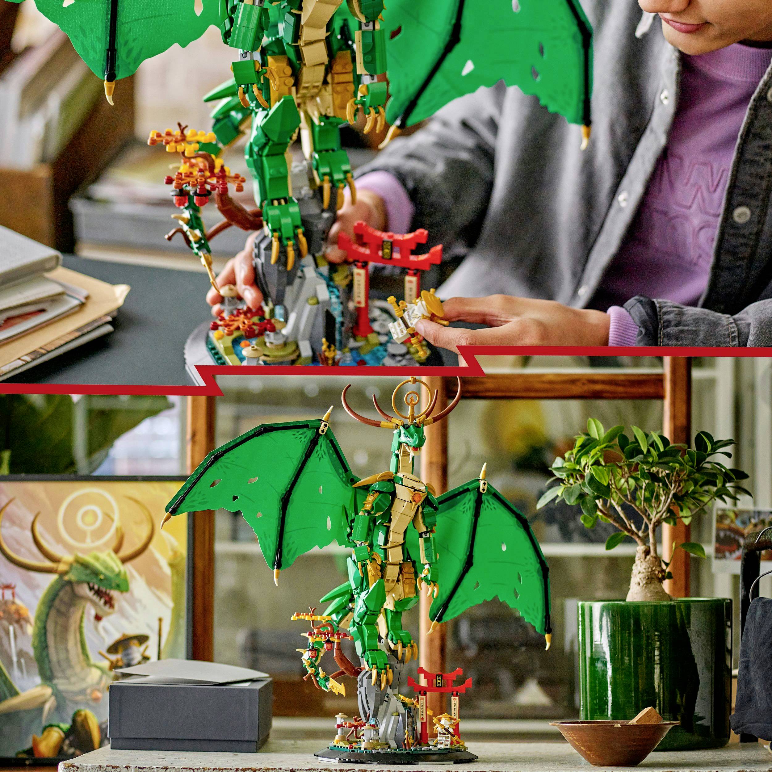 Model zeleného draka ze stavebních kostek na stole, obklopený rostlinami a knihami, v obývacím pokoji.