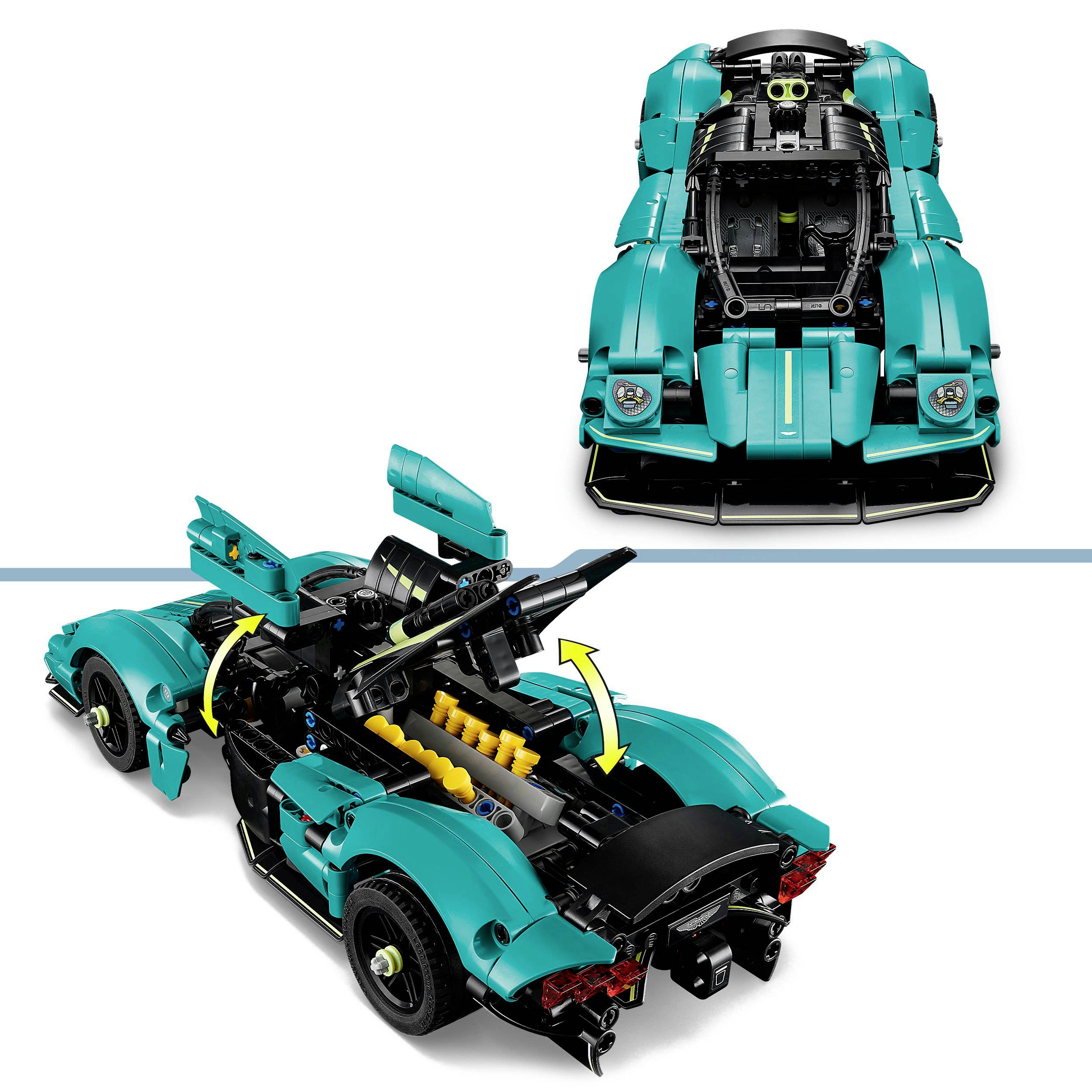 Lego model tyrkysového sportovního vozu s odklopnou kapotou a viditelnými součástkami motoru, zobrazený ze dvou perspektiv.