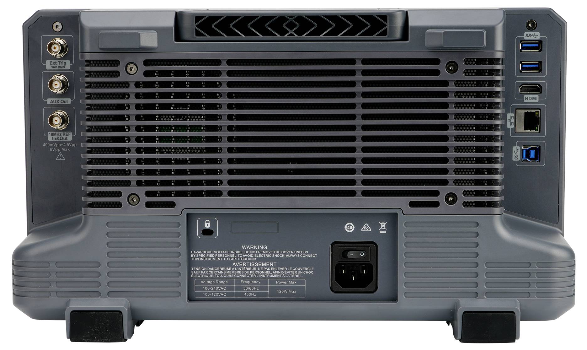 Zadní strana elektronického zařízení s různými konektory a větrací mřížkou. Obsahuje USB porty, ethernetový port a napájecí konektor.