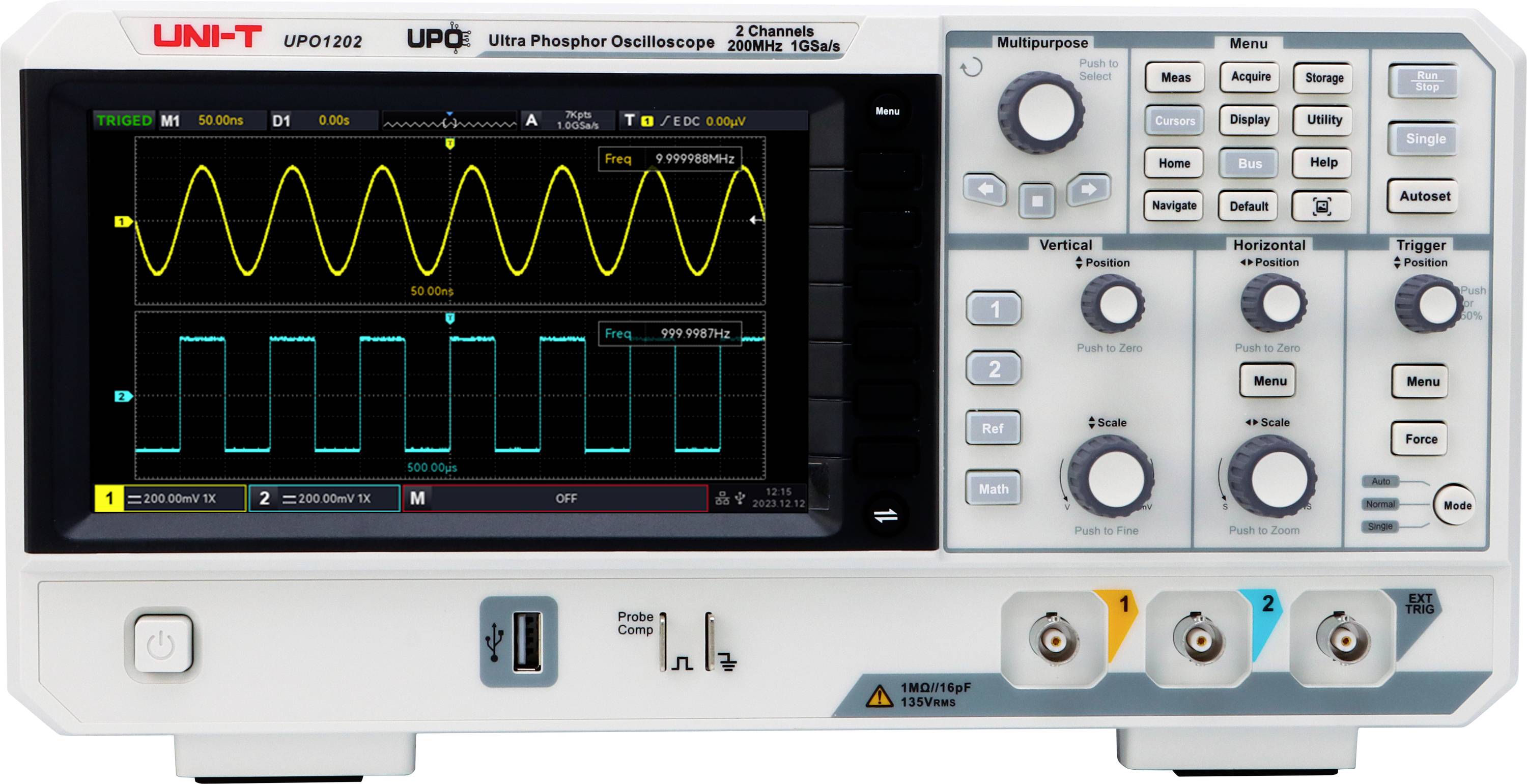 Osciloskop s digitálním displejem zobrazuje sinusové a obdélníkové průběhy na obrazovce. Ovládací prvky a konektory jsou viditelné.