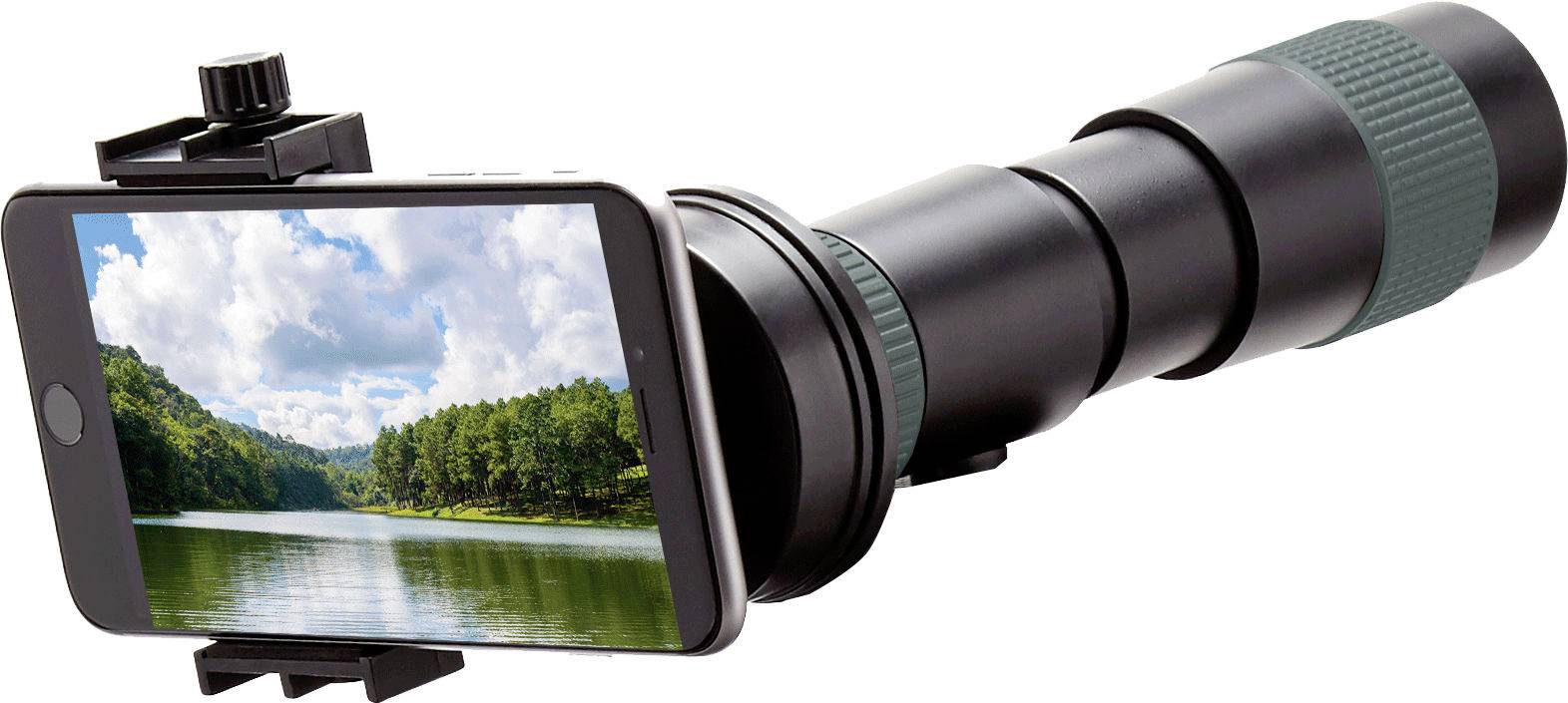 Smartphone s nasazeným teleobjektivem zobrazuje zvětšený pohled na krajinu s jezerem a stromy na obrazovce.