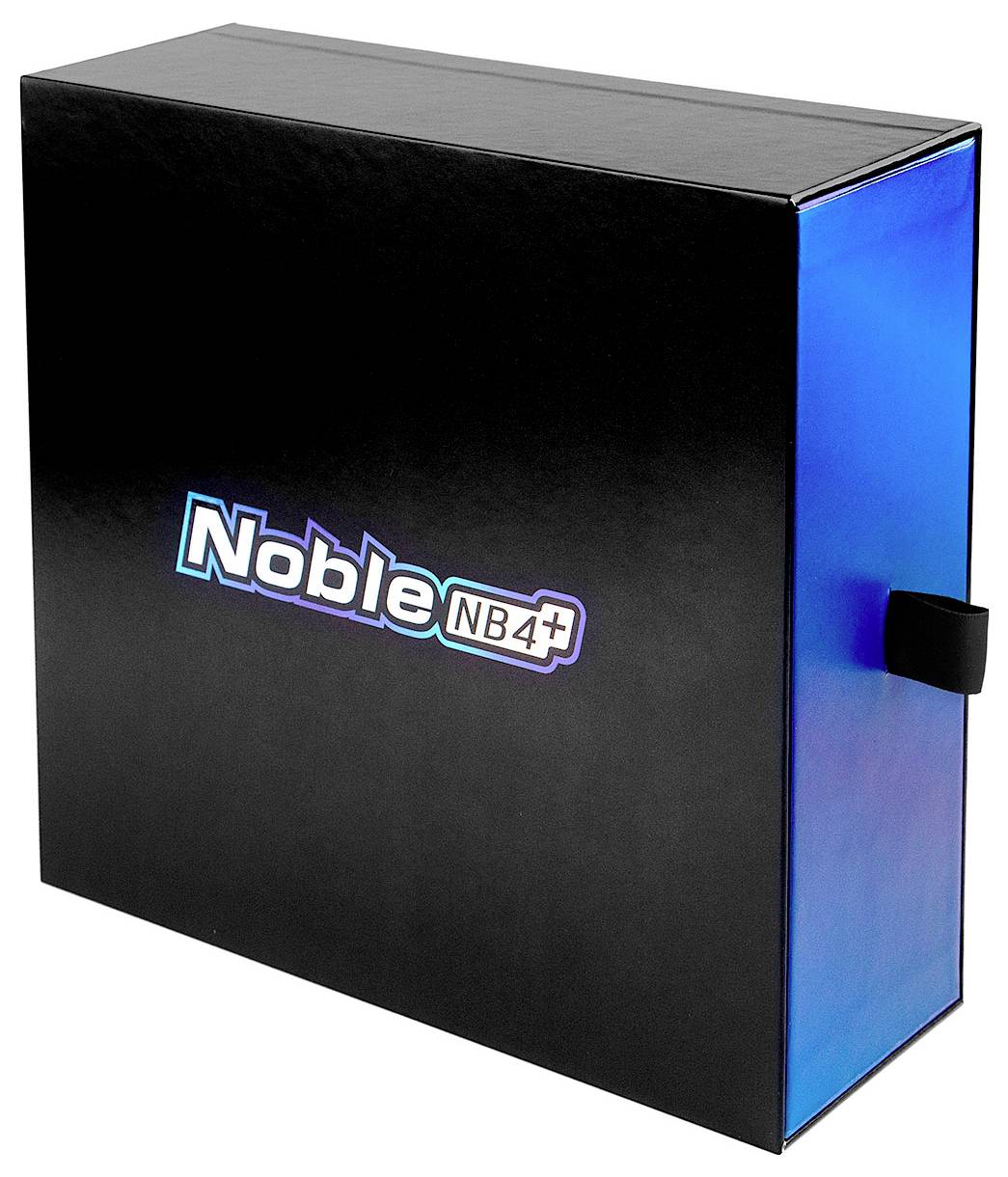 Černá, obdélníková krabice s nápisem 'Noble NB4+' na přední straně. Bok krabice je modrý.