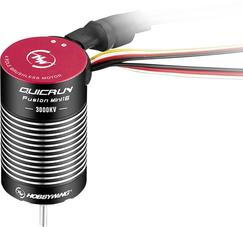 Černý elektromotor se stříbrnými lamelami a červenou hlavou, označený štítkem 'QUICRUN Fusion Mini116 3000KV', v pozadí jsou viditelné kabely.