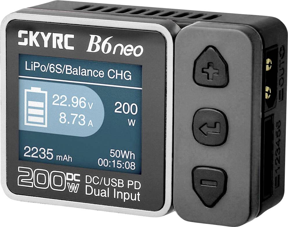 Nabíječka s digitálním displejem pro LiPo baterie. Zobrazuje napětí 22,96V, proud 8,73A, výkon 200W, kapacitu 2235mAh a čas 15 minut.