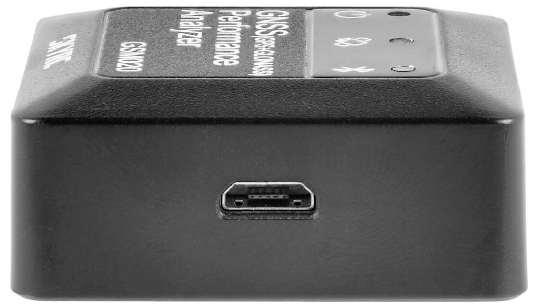 Malé, obdélníkové, černé zařízení s nápisem 'GNSS Performance Analyzer' a micro-USB konektorem.