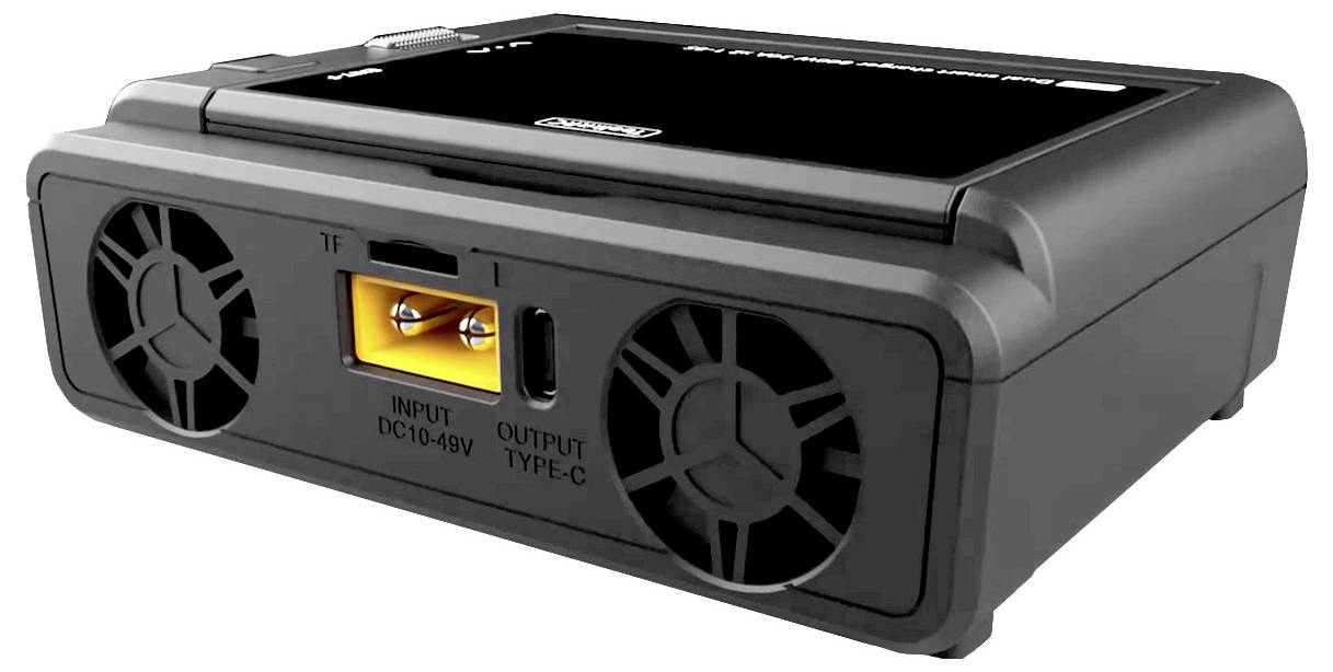 Černá elektronická nabíječka s USB-C výstupem a DC vstupem, vhodná pro různé rozsahy napětí.