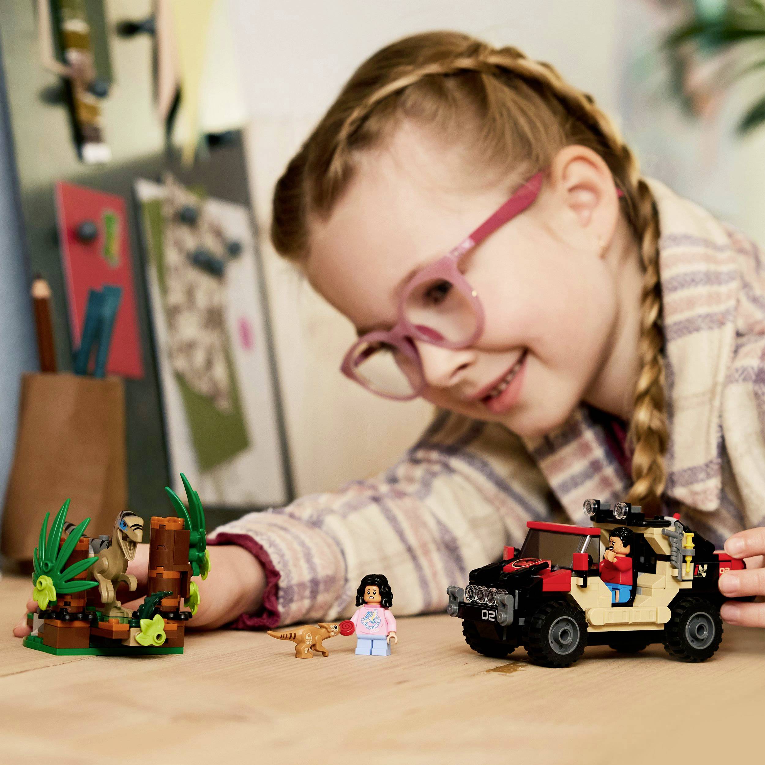 76972 LEGO® JURASSIC WORLD™ Raptor: Sledovací reflektor s terénním vozem-3