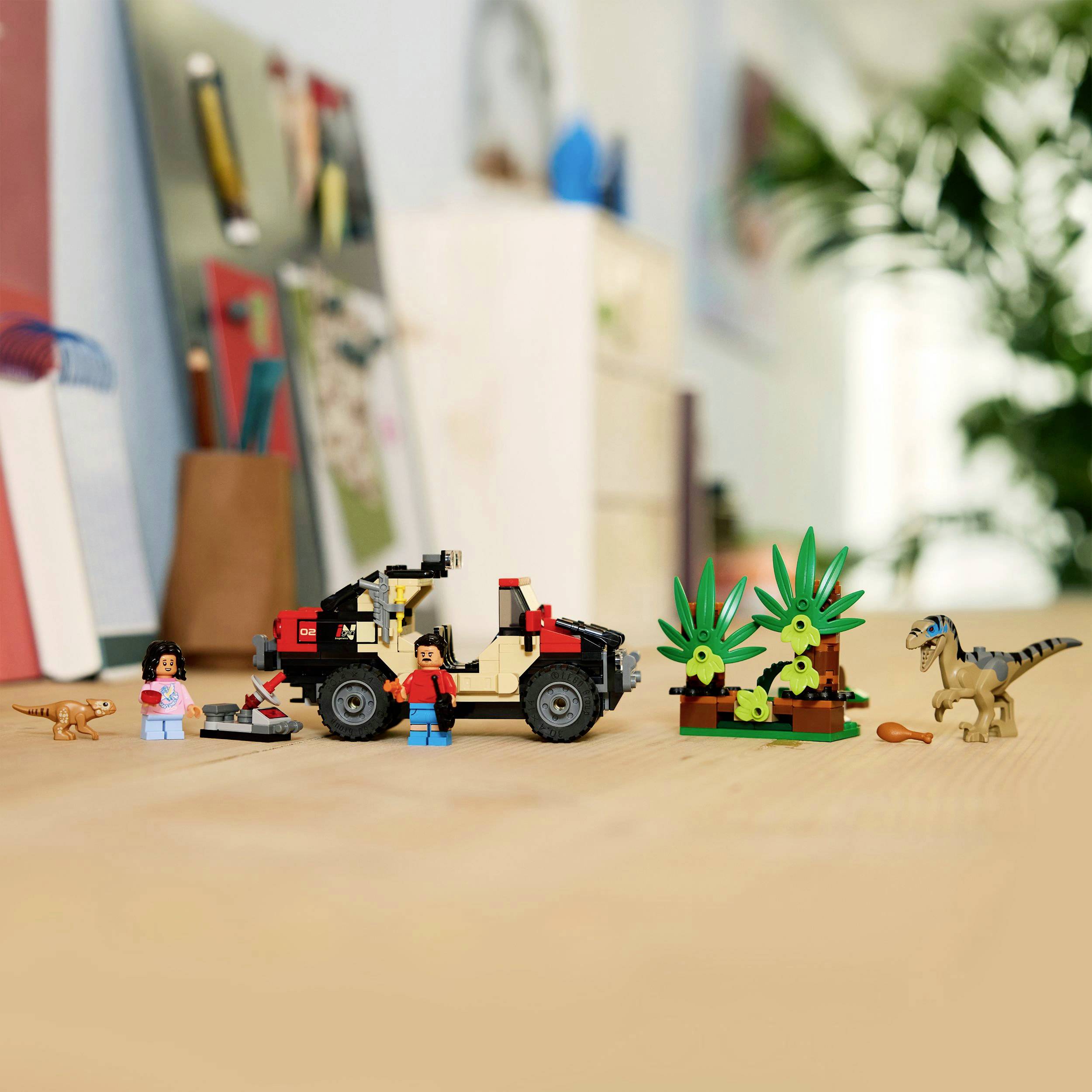 76972 LEGO® JURASSIC WORLD™ Raptor: Sledovací reflektor s terénním vozem-7