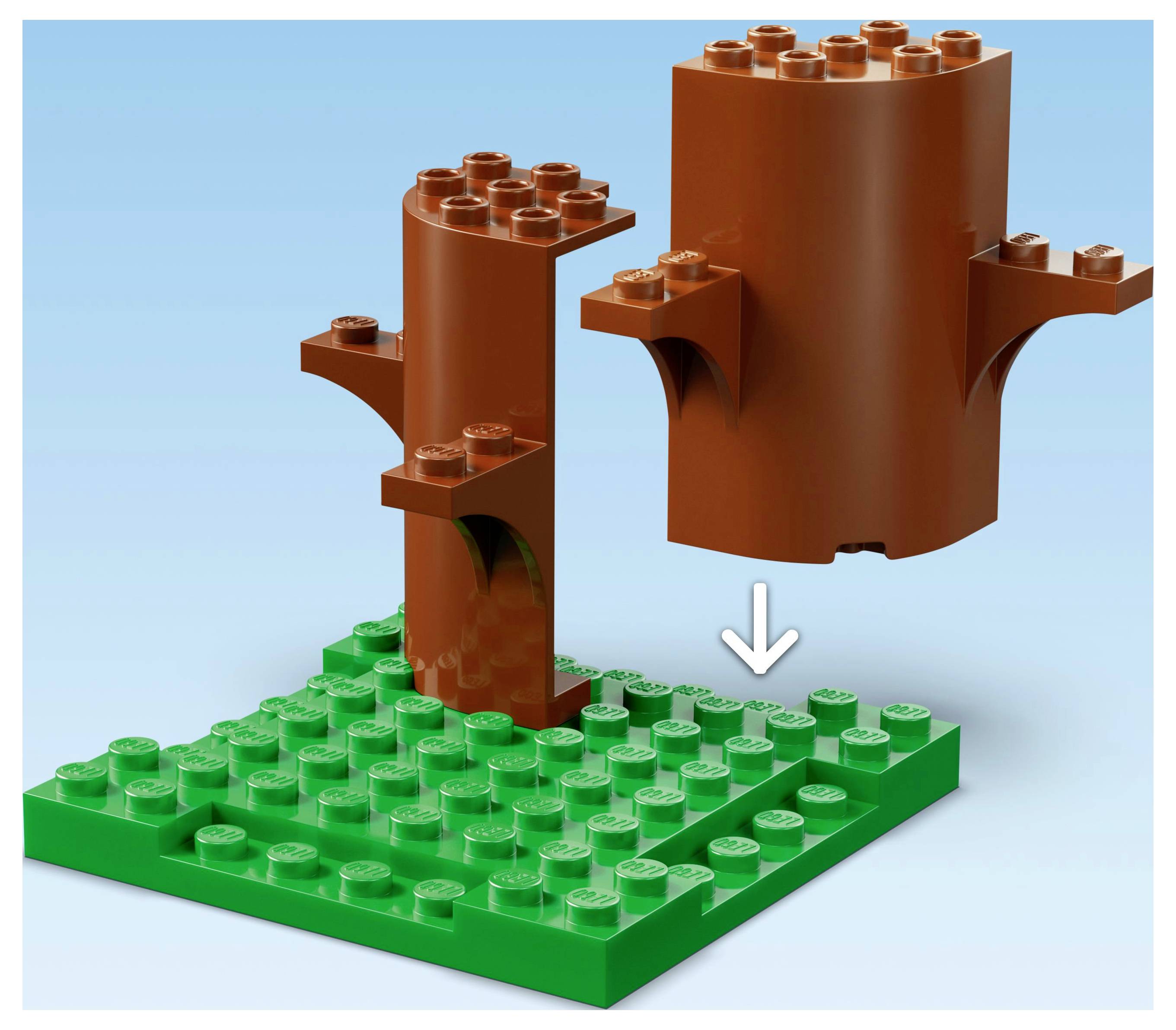 Krok návodu LEGO ukazující hnědý díl kmene stromu, který je umisťován na zelenou základní desku.