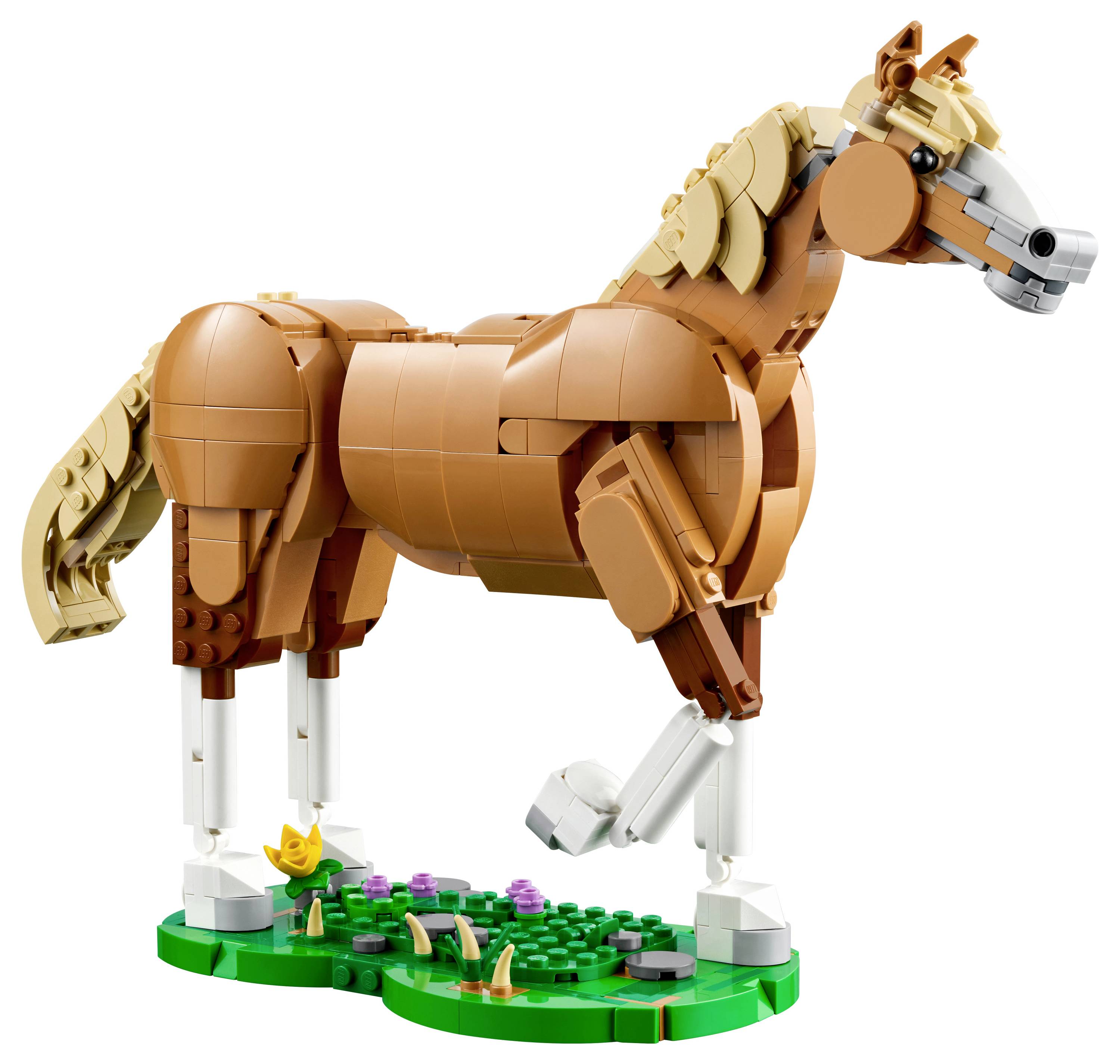 Model LEGO hnědého koně s bílýma nohama, stojící na zelené základně s barevnými květinami.