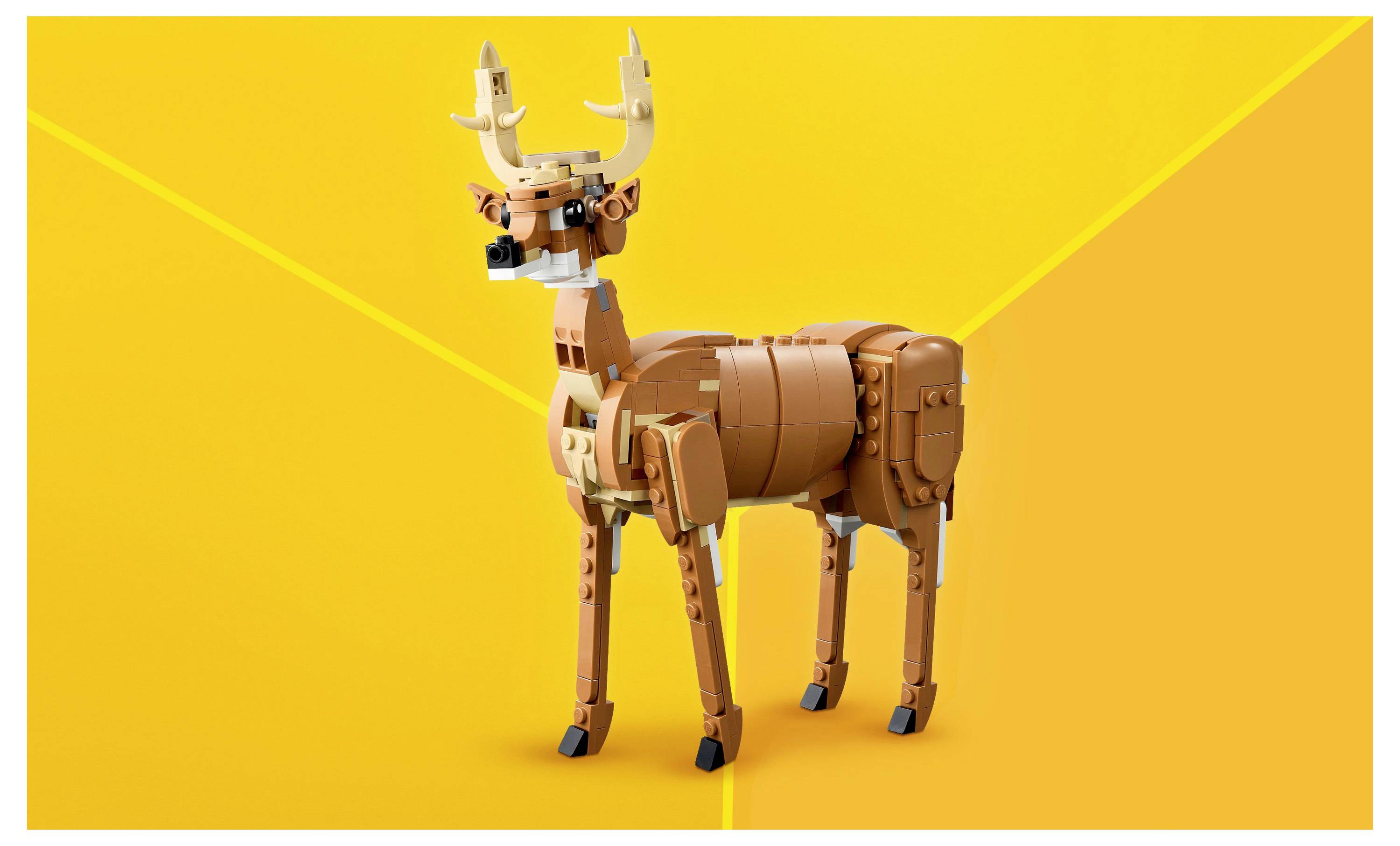 Detailní LEGO model hnědého a bílého jelena s parožím stojí na jasně žlutém pozadí, přičemž ukazuje svůj realistický design.