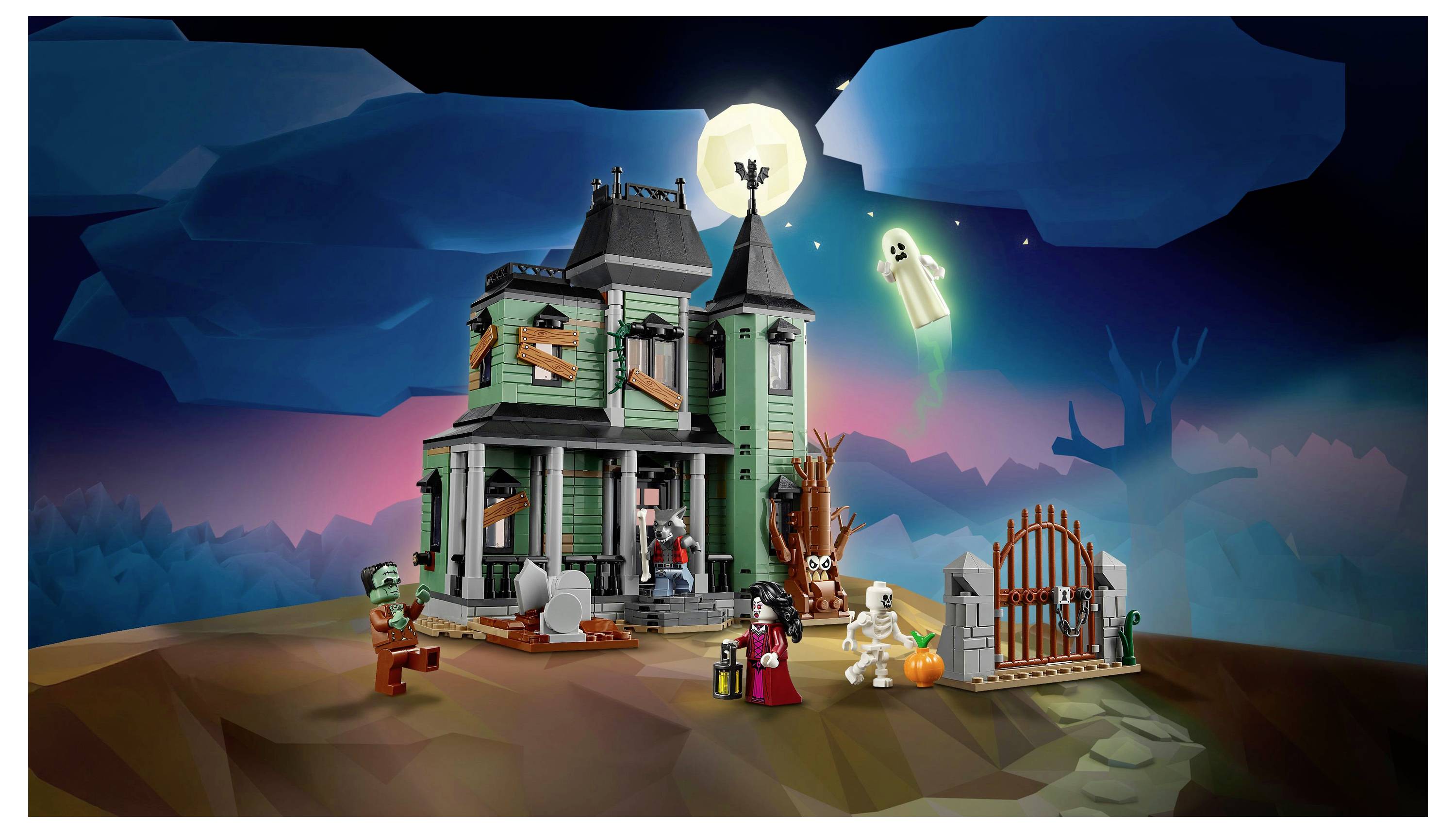 Lego strašidelný dům s zombíky, kostlivci a duchem pod úplňkem, který vytváří děsivou halloweenskou scénu.