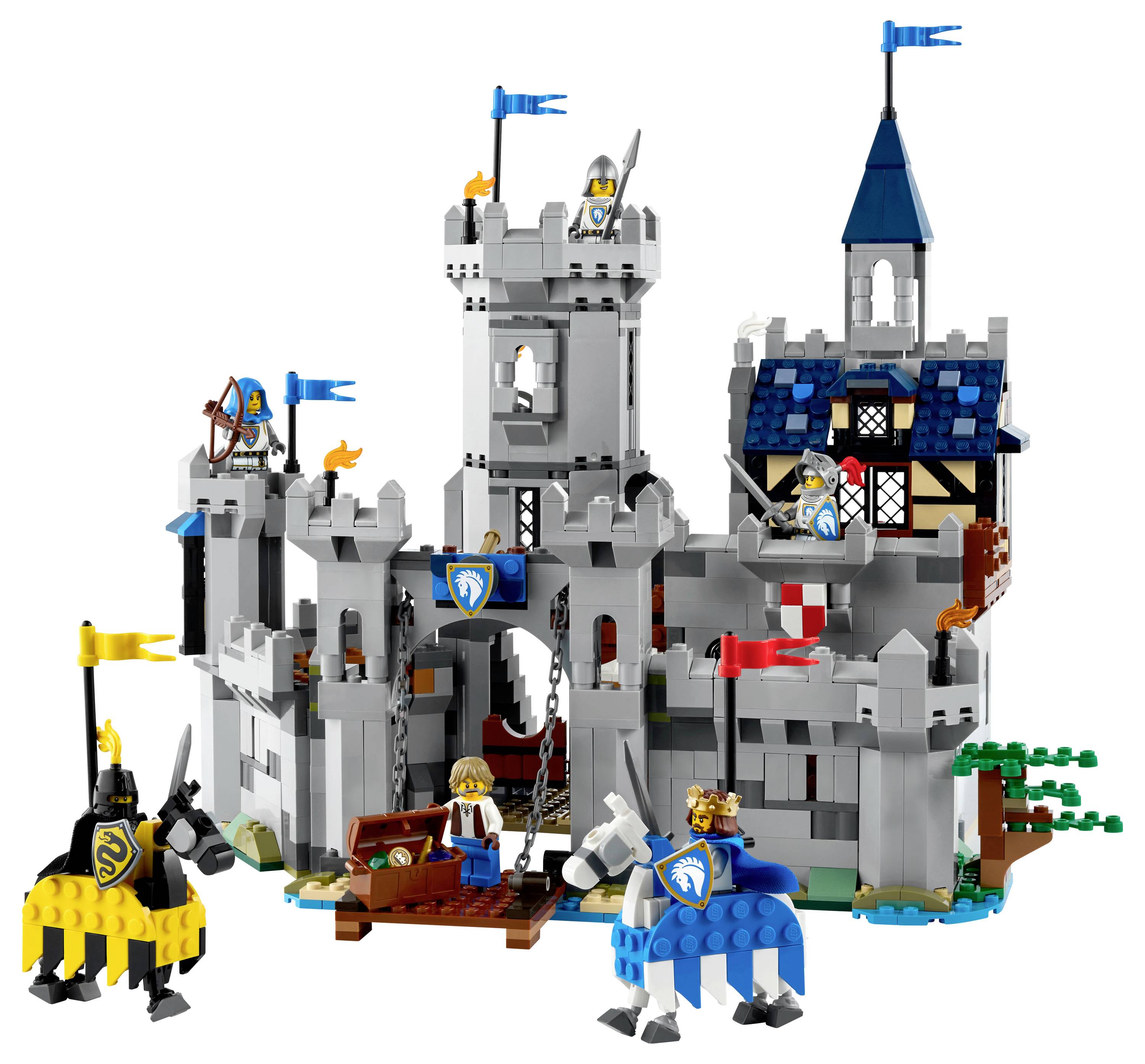Lego hrad s rytíři, koňmi a vlajkami na věžích. Rytíři jsou rozmístěni na hradě a kolem něj.
