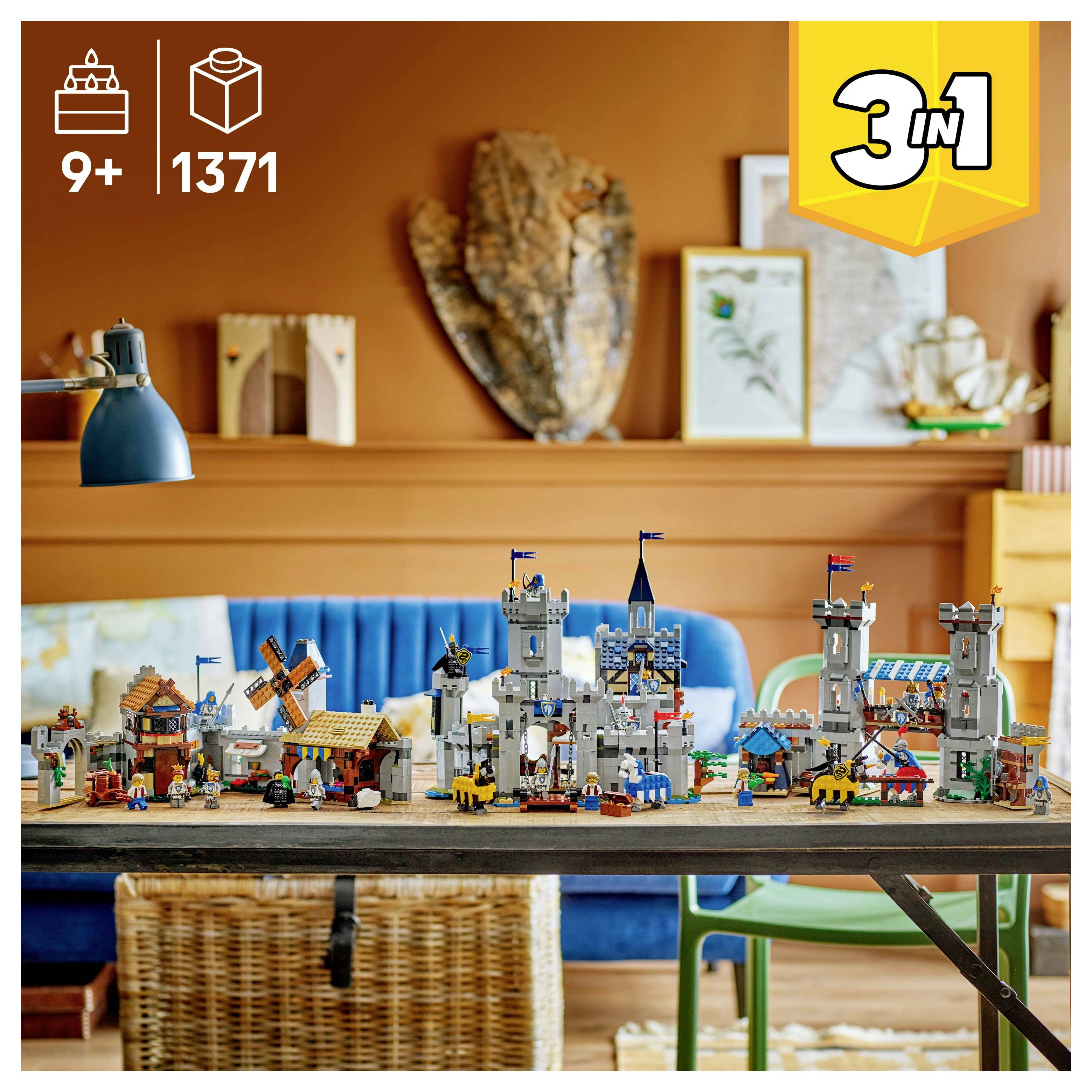 Sada Lego Creator 3-in-1 Středověký hrad položená na stole. Obsahuje hradní věže, větrný mlýn, stromy a vesničany. Doporučeno pro děti od 9 let.