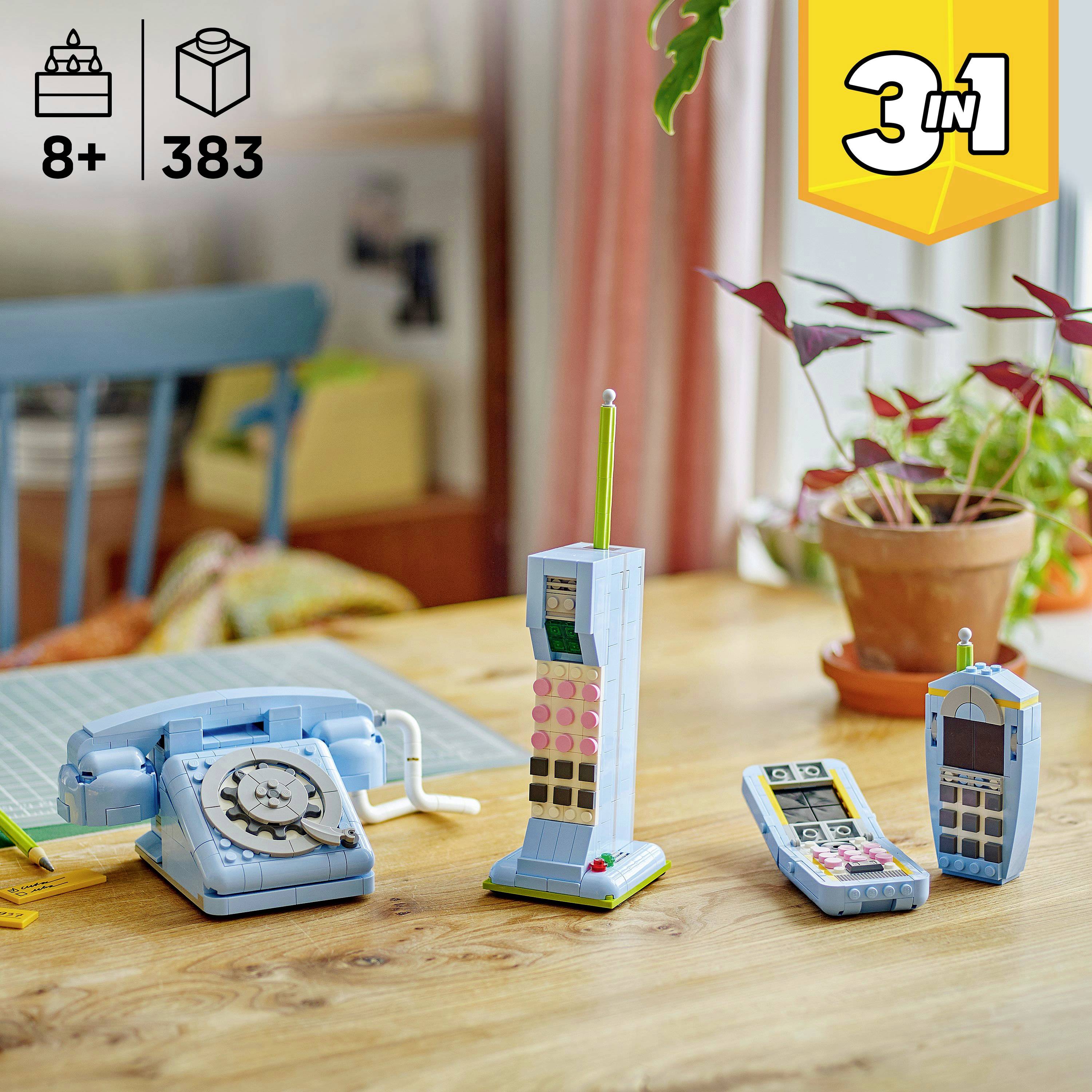 Stavebnice '3 v 1' představující tři retro stylem laděné telefony na dřevěném stole, vhodná pro děti od 8 let, s celkovým počtem 383 dílků.
