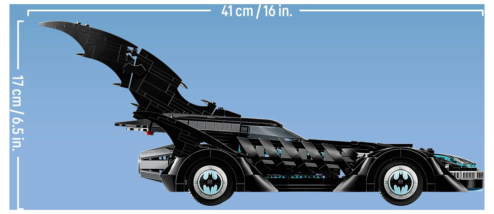 Boční pohled černého hračkářského auta s netopýřími křídly, znázorňující jeho rozměry: 41 cm/16 palců dlouhý a 17 cm/6,5 palce vysoký.