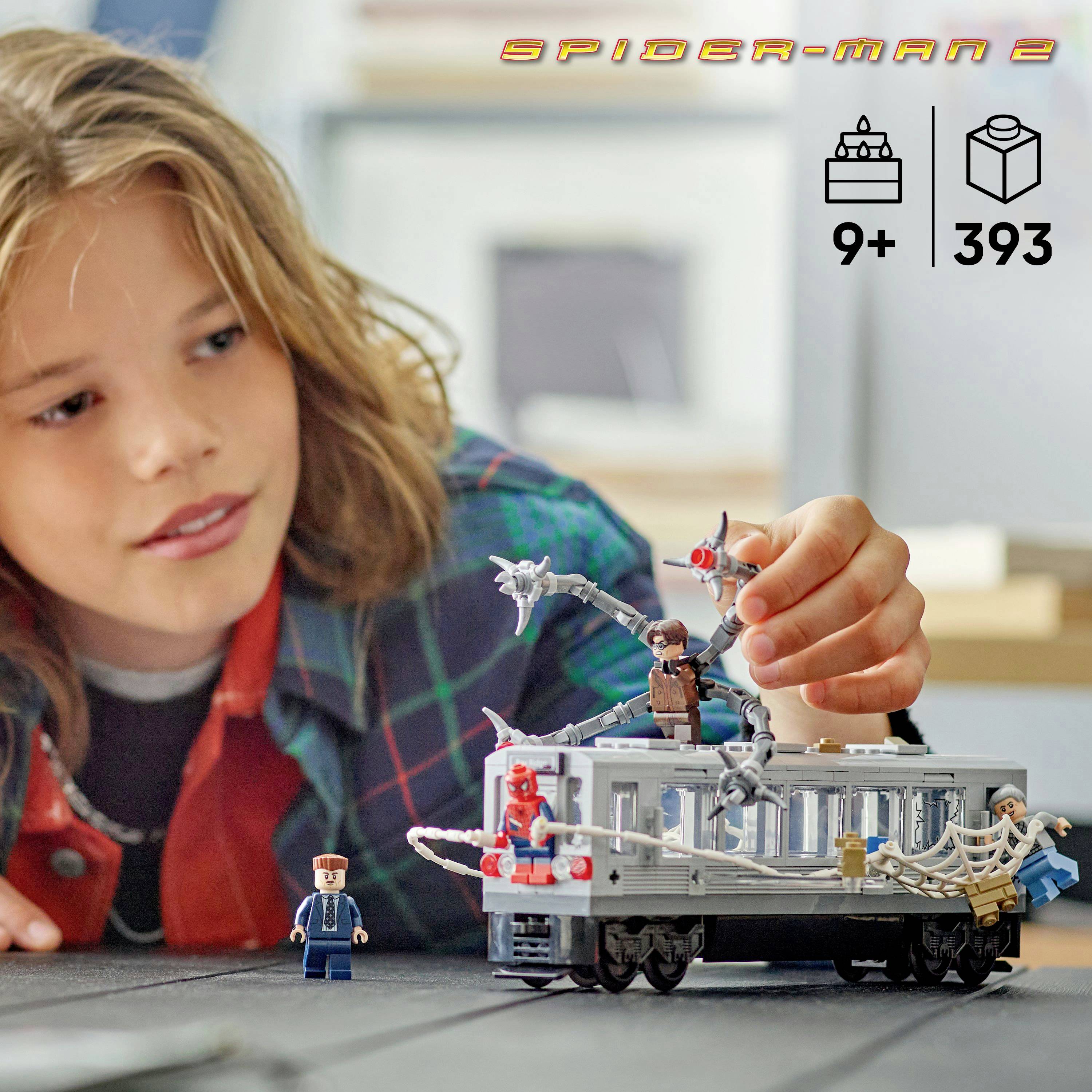 Dítě si hraje s vláčkem z LEGO sady s tematikou Spider-Mana 2, který obsahuje figurky Spider-Mana a Doktora Ocka. Vhodné pro děti od 9 let.