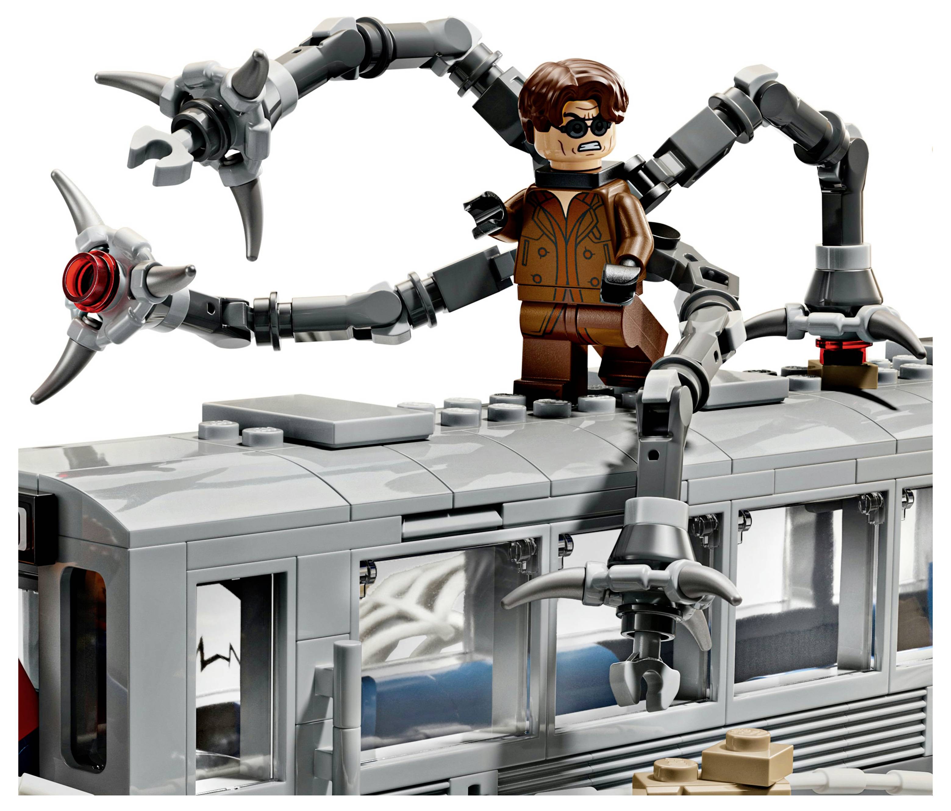 Hračkářská figurka s mechanickými pažemi stojí na detailním šedém modelu metra, napodobující scénu akce nebo dobrodružství.