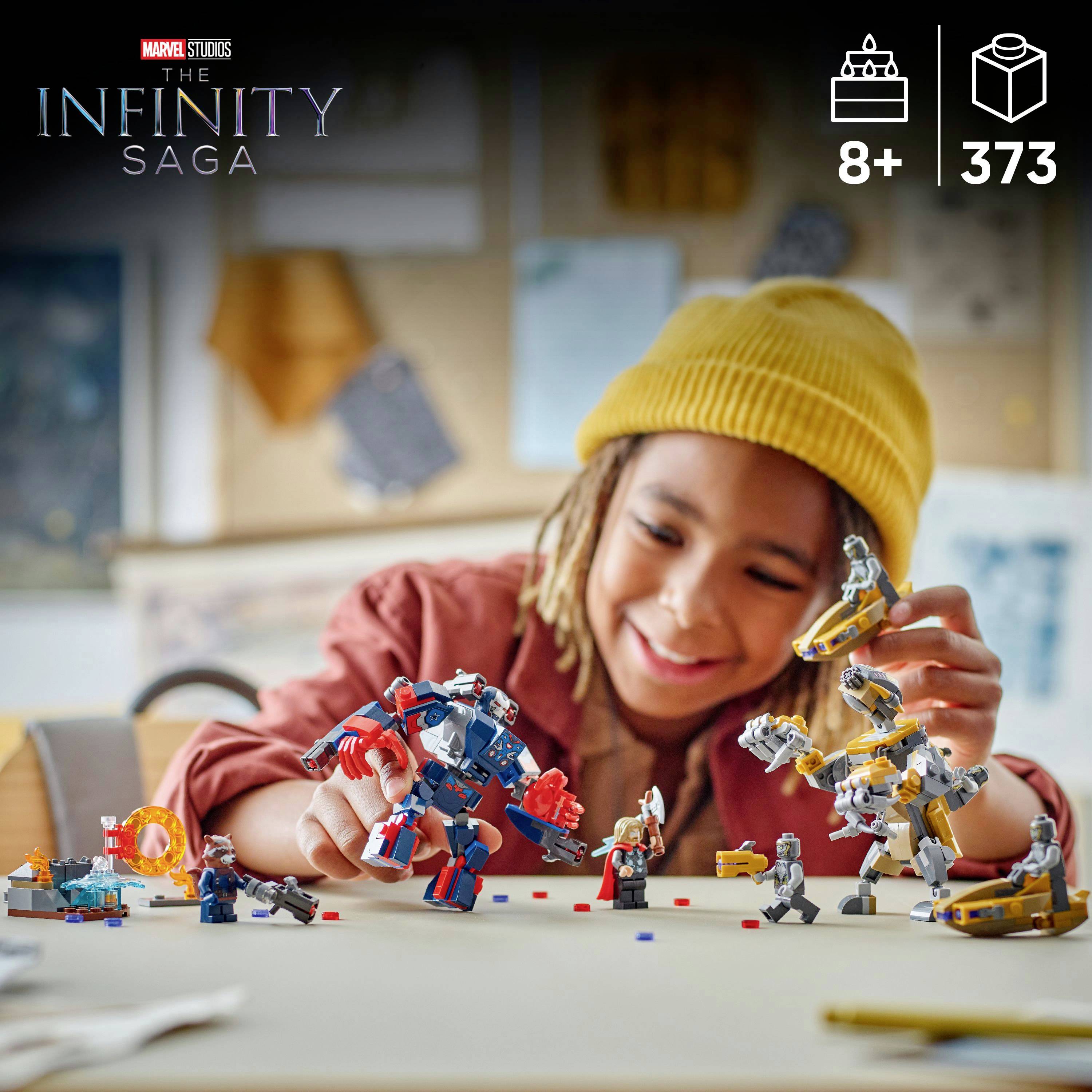 Dítě si radostně hraje s LEGO sadami z Marvel 'Infinity Sage', které obsahují akční figurky a roboty. Doporučený věk: 8+, Počet dílků: 373.