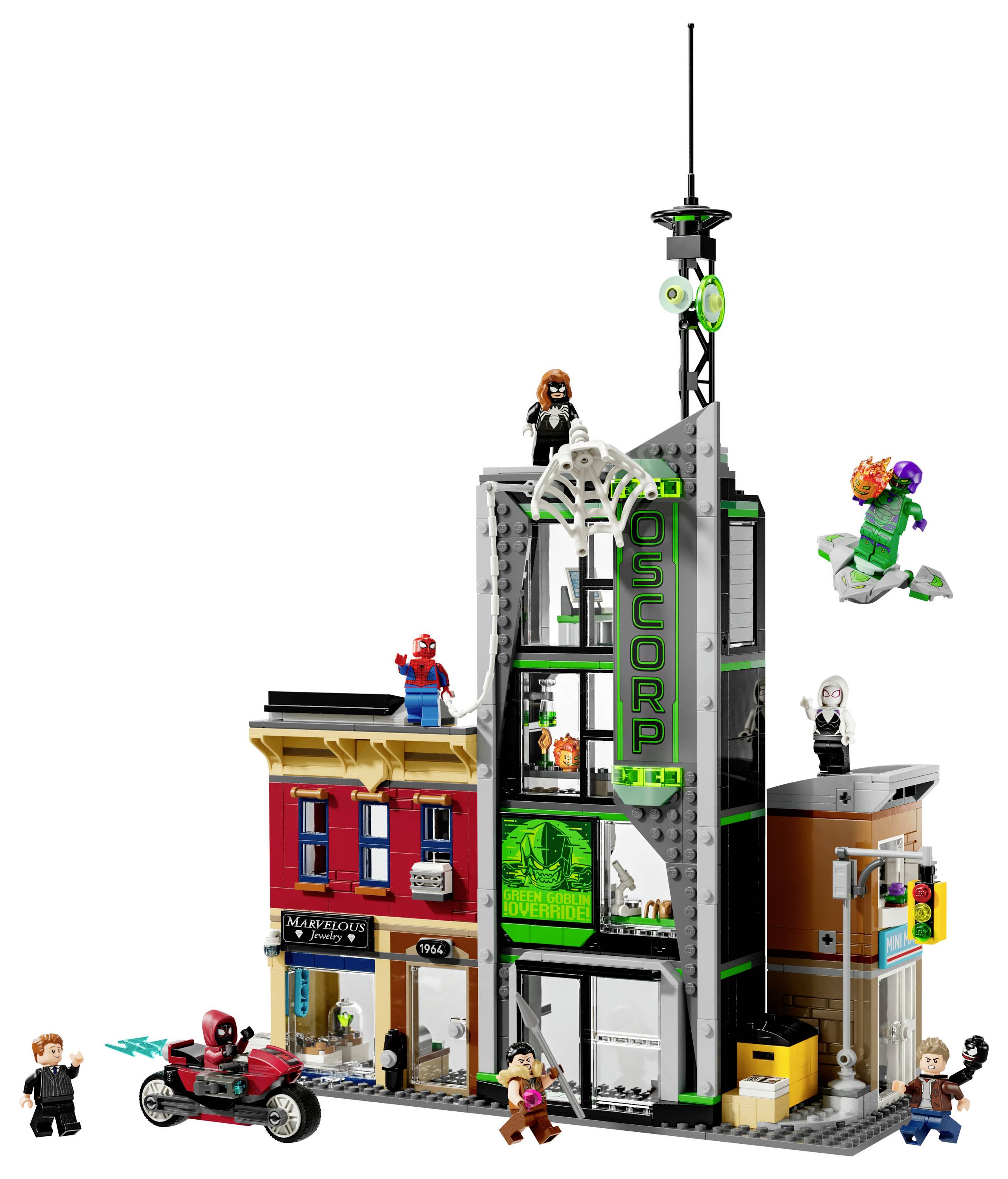 Sada LEGO stavebnice zobrazující městskou scénu s vysokou budovou 'Oscorp' s figurkami umístěnými v různých patrech a na střechách.